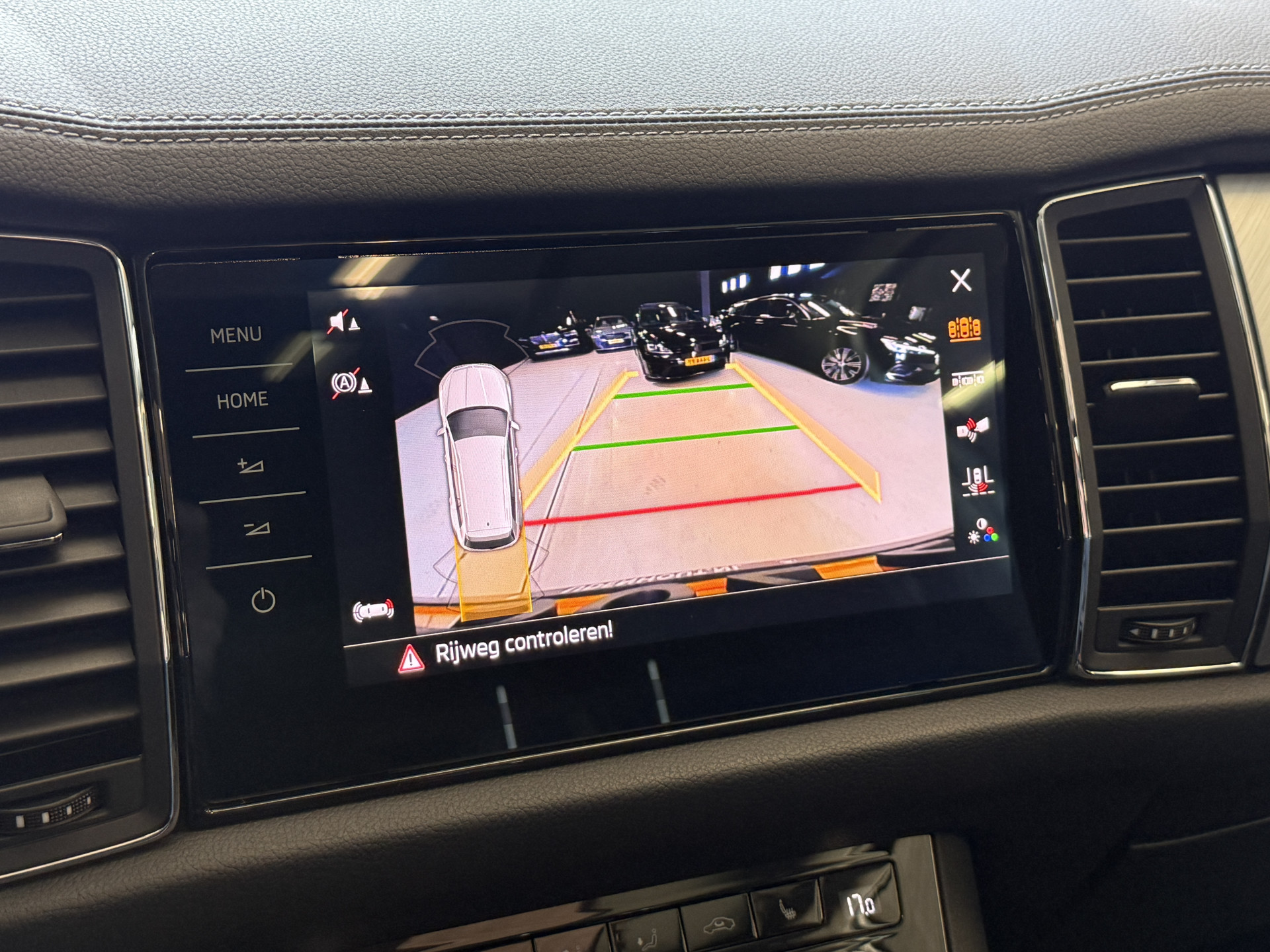 ŠKODA Kodiaq 1.5 TSI Business Edition | Panoramadak | Trekhaak | Apple Carplay | Dakdragers