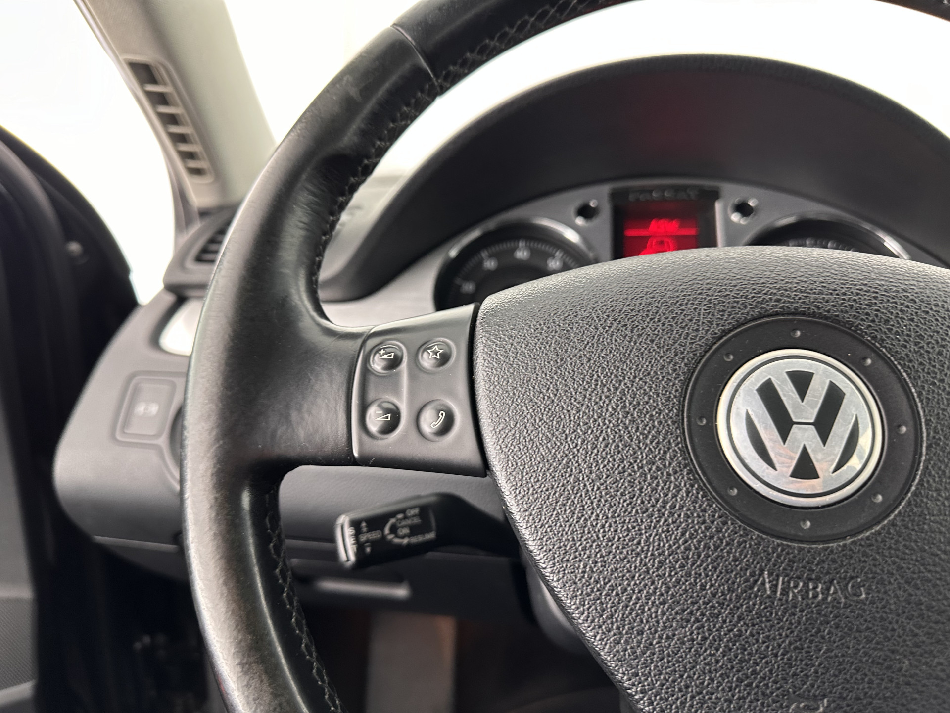 Volkswagen Passat 2.0 FSI Highline Aut. *NAVI-FULLMAP | LEATHER-ALCANTARA | SPORT-SEATS | ECC | HEATED-SEATS | PDC | CRUISE*