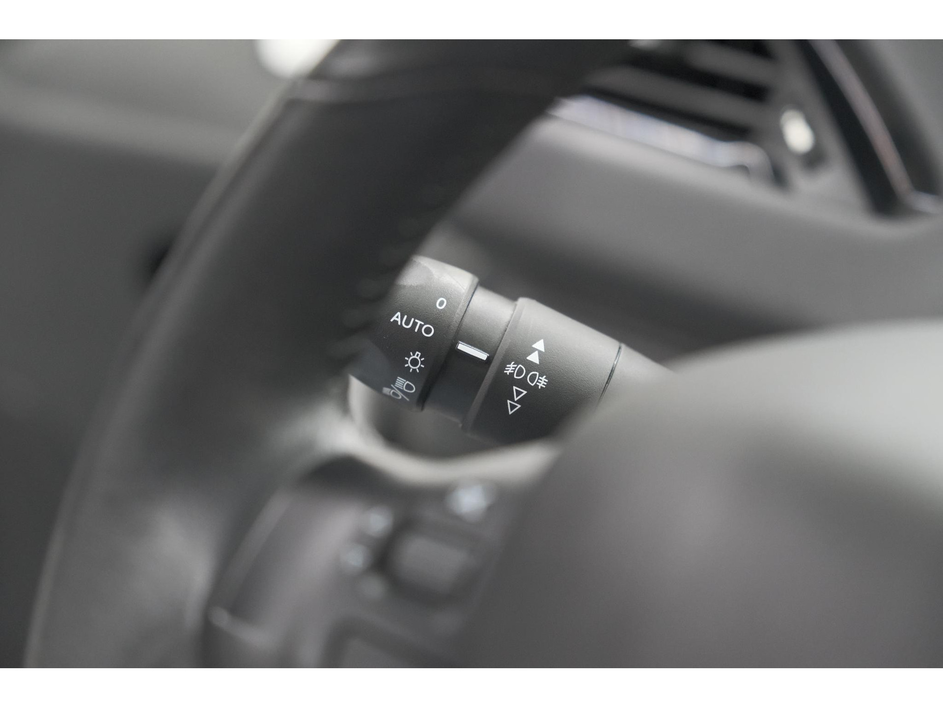 Peugeot 208 PureTech 82 Signature | Parkeersensoren | Apple Carplay | Pack Connect | Armsteun