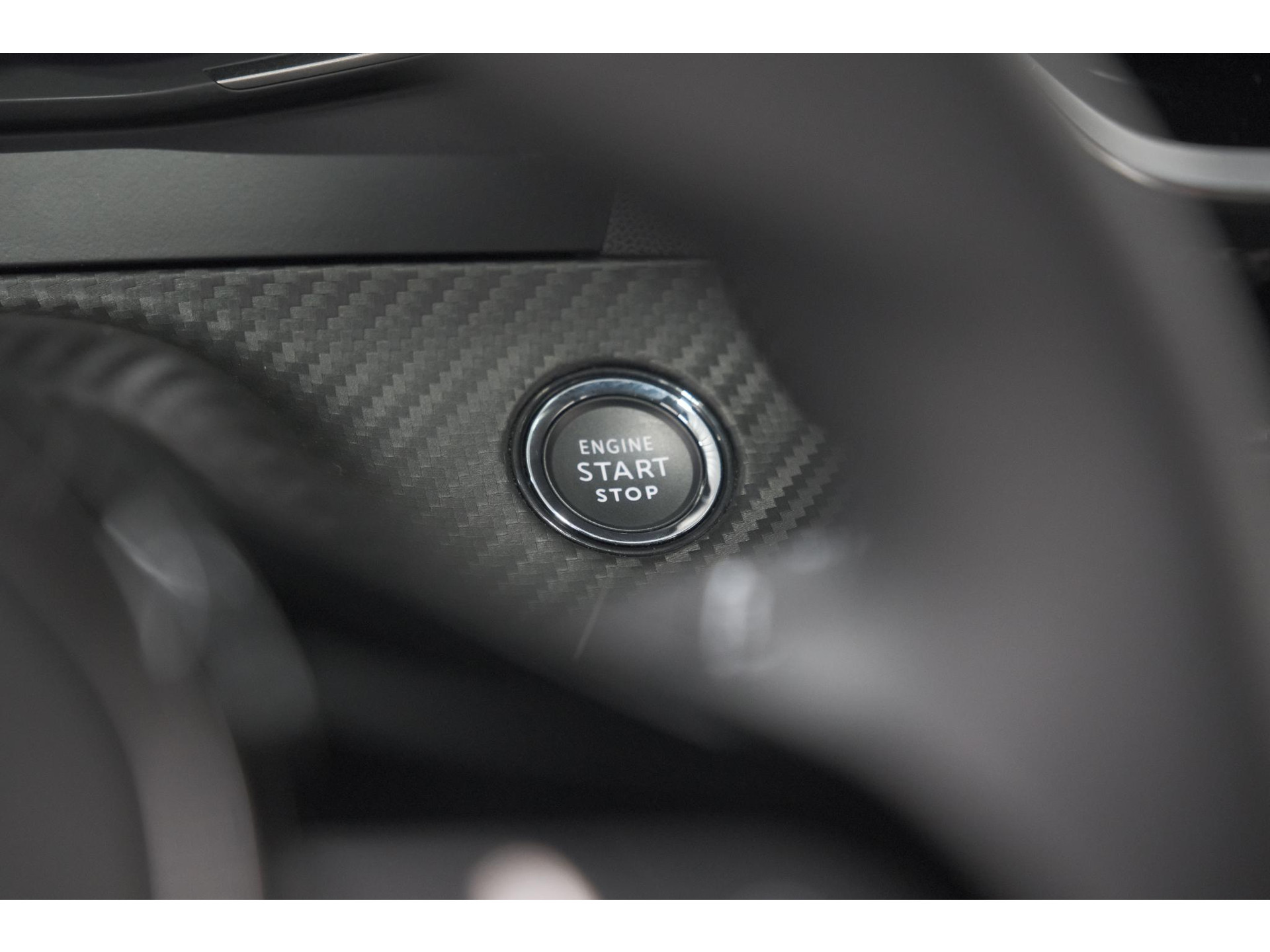 Peugeot 2008 PureTech 100 Allure | Allseason Banden | 360 Camera | Adaptieve Cruise Control | Dodehoekdetetie | Navigatie