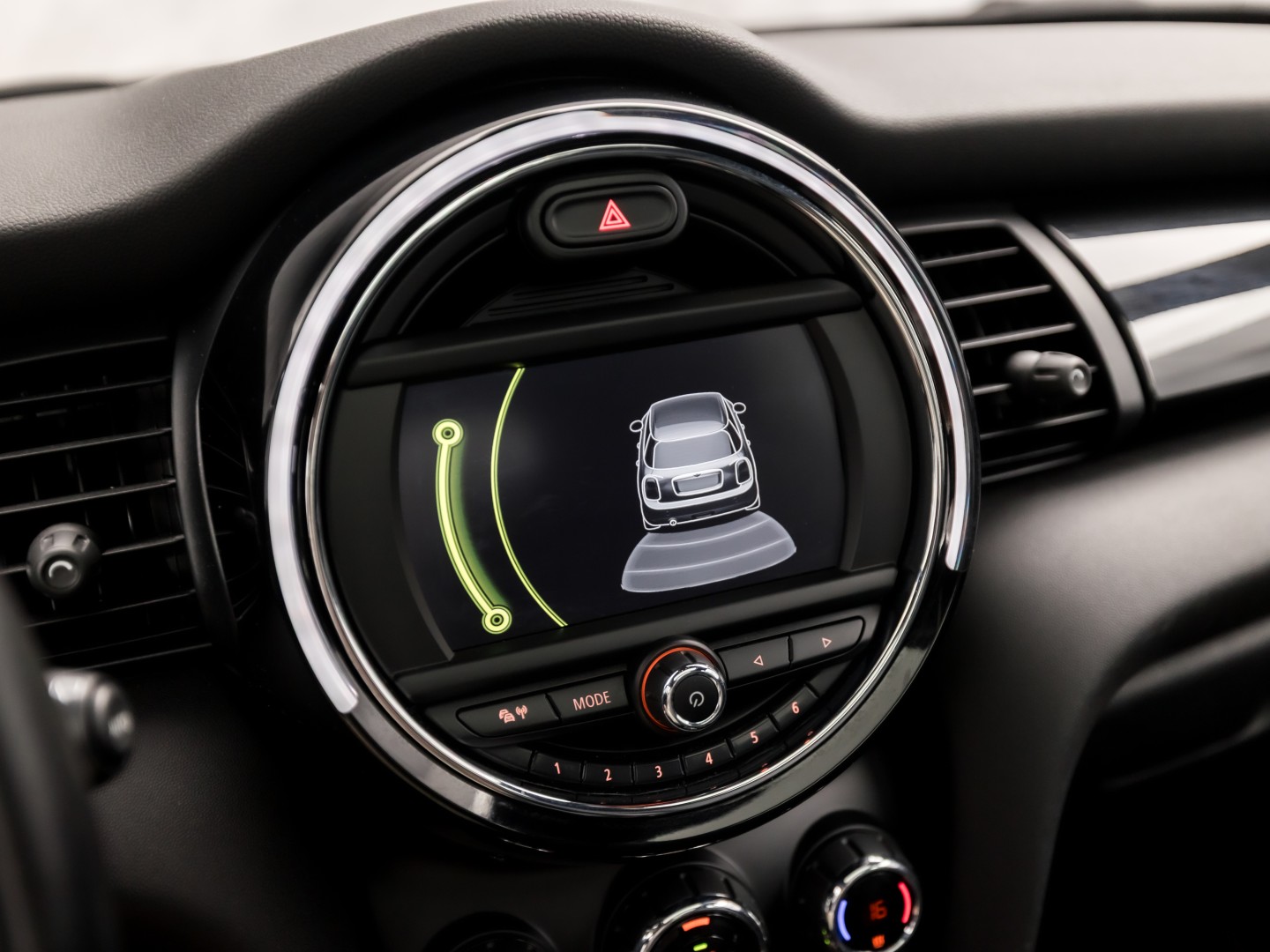 MINI 5-deurs 1.5 Cooper Chili Sport Automaat 136Pk (PANORAMADAK, 1e EIGENAAR, DEALER ONDERHOUDEN, 5 DEURS, NAVIGATIE, LEDER, SPORTSTOELEN, GETINT GLAS, PARKEERSENSOREN, NIEUWSTAAT)