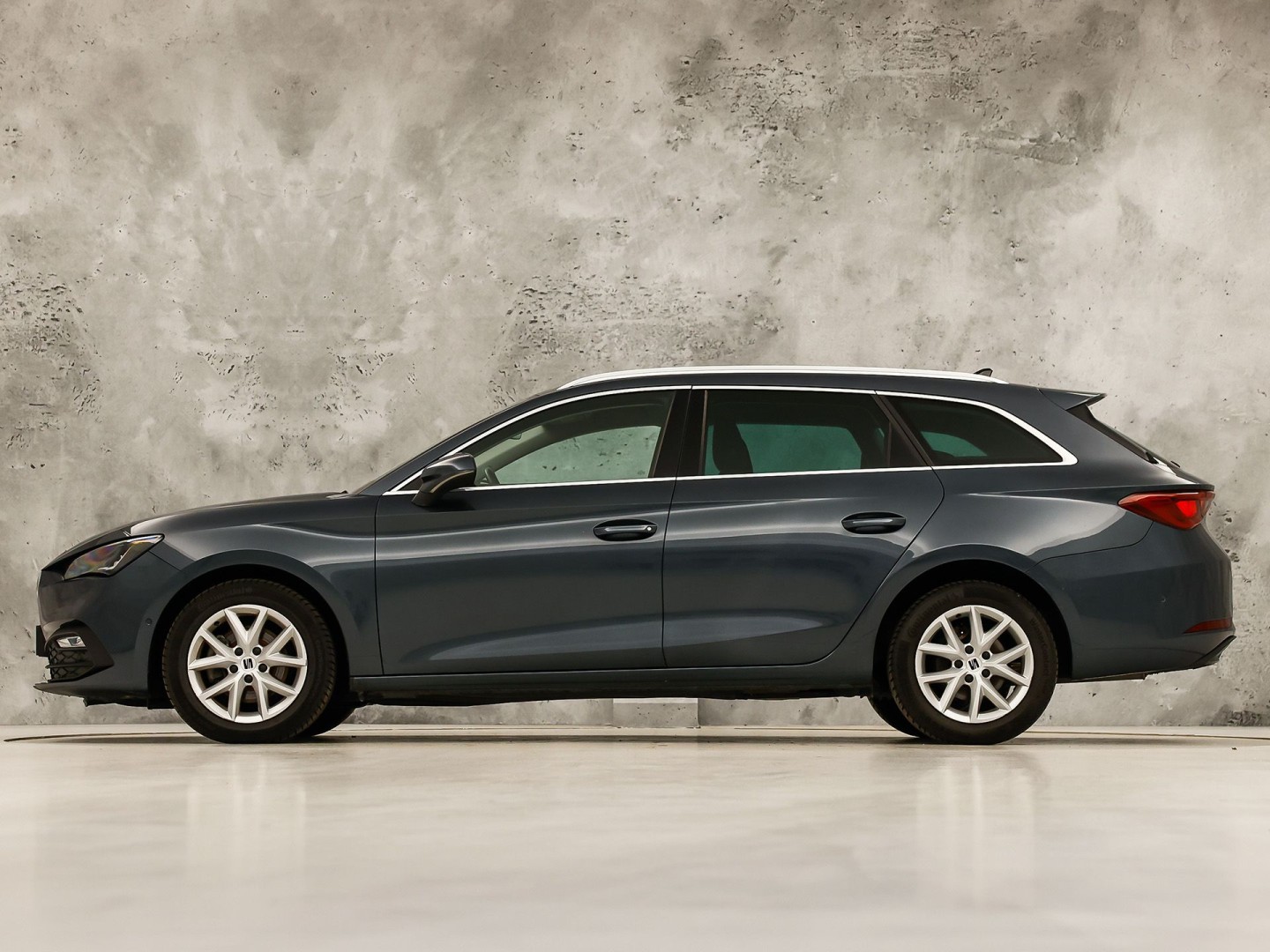 SEAT Leon 1.5 TSI Sport (4 CILINDER, VIRTUAL COCKPIT, APPLE CARPLAY, GROOT NAVI, CAMERA, SPORTSTOELEN, GETINT GLAS, ADAPTIVE CRUISE, NIEUWSTAAT)