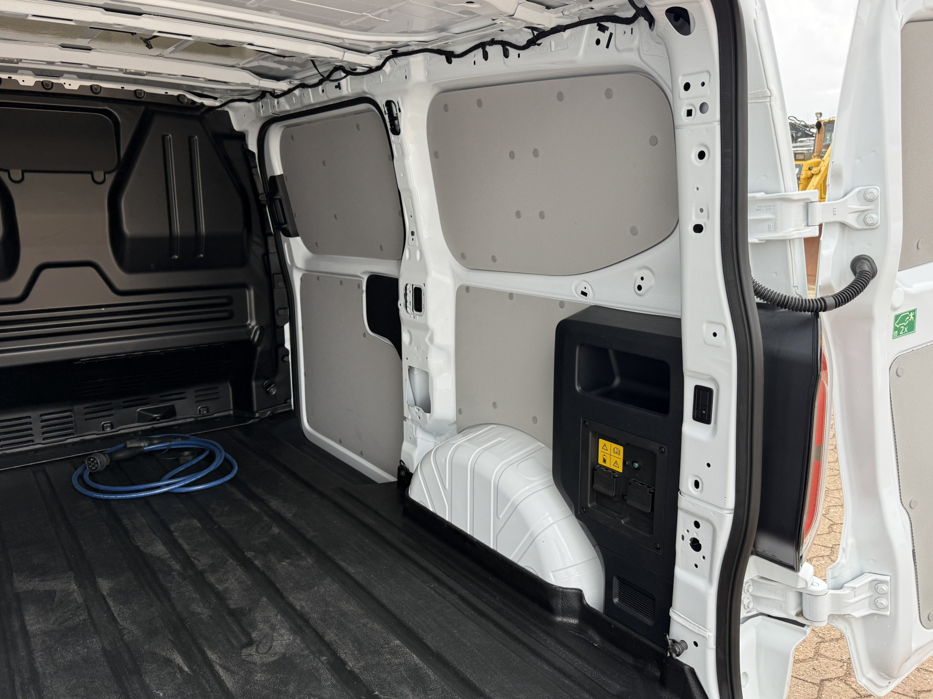 Ford e-Transit Custom 65kWh 136PK Elektrisch L1 344KM WLTP 2300kg Trekvermogen BEV Snelladen LED ACC Camera Carplay Parkeersensoren v+a