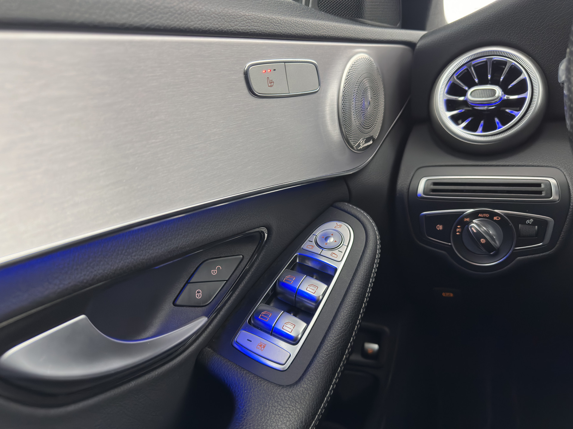 Mercedes-Benz C-klasse 300 e Business Solution AMG Limited ( Plug-In ) (INCL-BTW) *FULL-LEATHER | FULL-LED | BURMESTER | AMBIENT-LIGHT | BLIND-SPOT | HEATED-SPORTSEATS | DIGI-COCKPIT | NAVI-FULLMAP | CAMERA | DAB+ | PRIVACY-GLASS | 18''ALU*