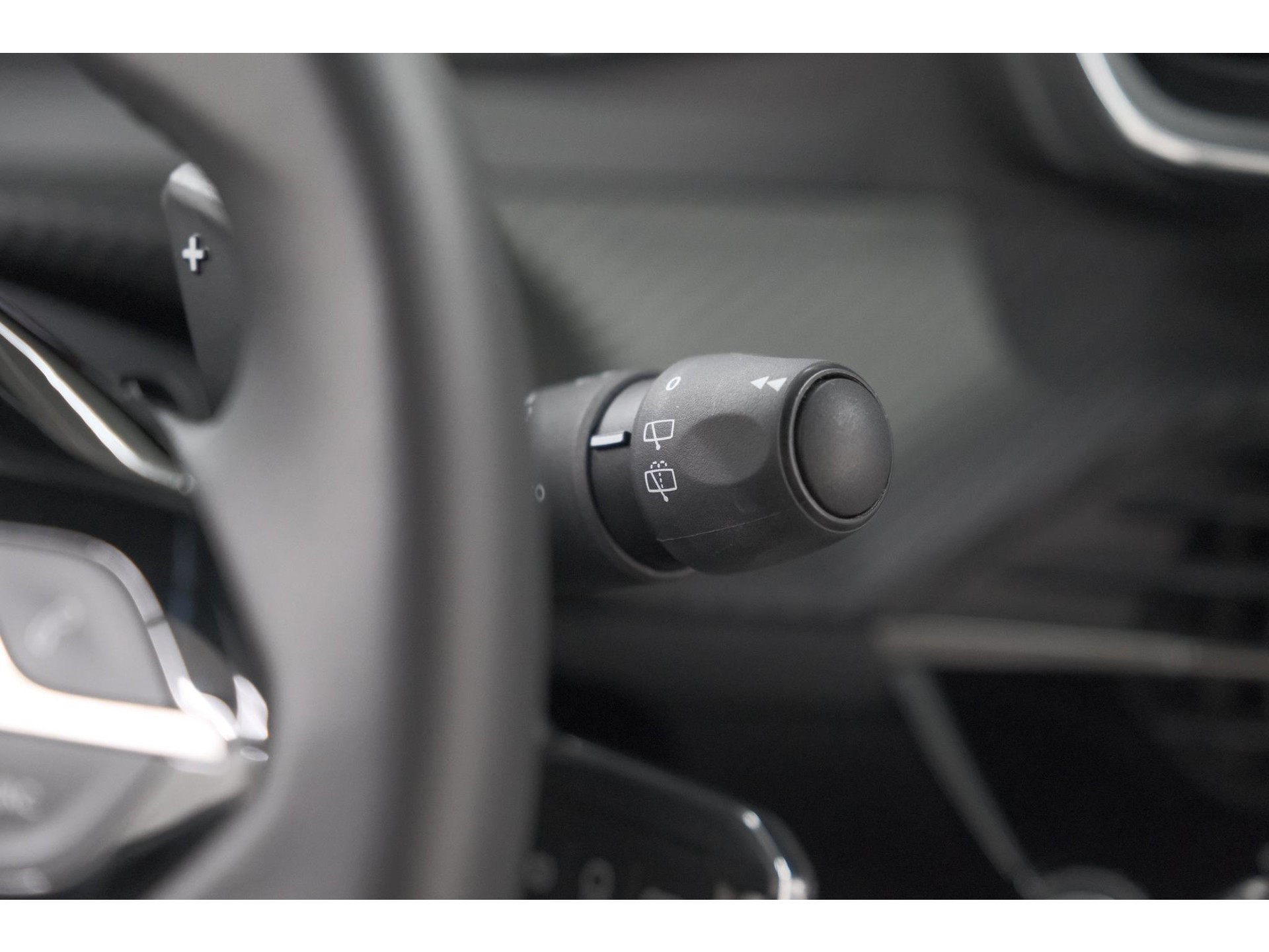 Peugeot 2008 Hybrid 136 e-DCS6 Style | Apple Carplay | Parkeersensoren | Climate control