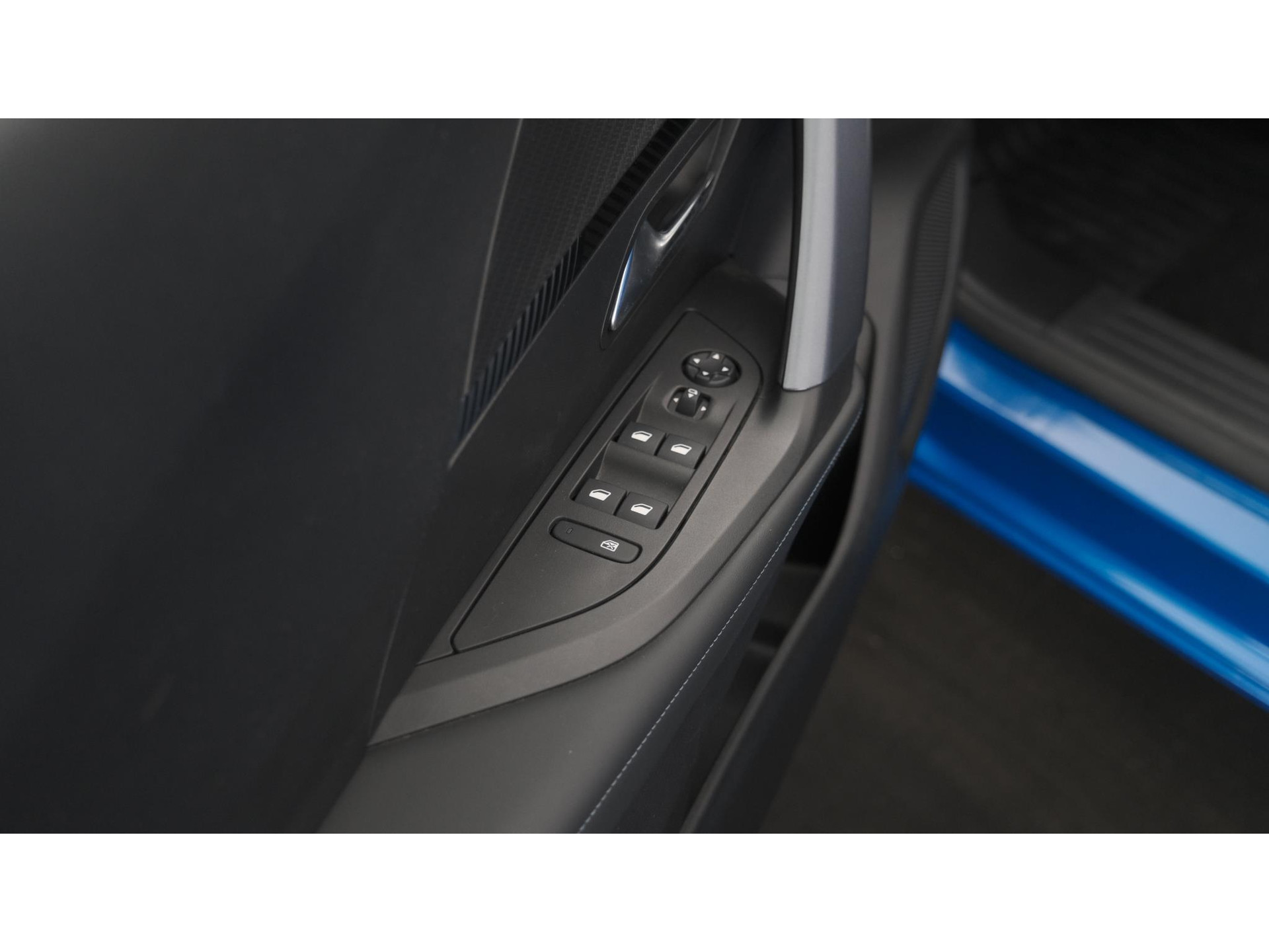 Peugeot 2008 PureTech 130 Allure | Trekhaak | Camera | Apple Carplay | Stoelverwarming | Parkeersensoren