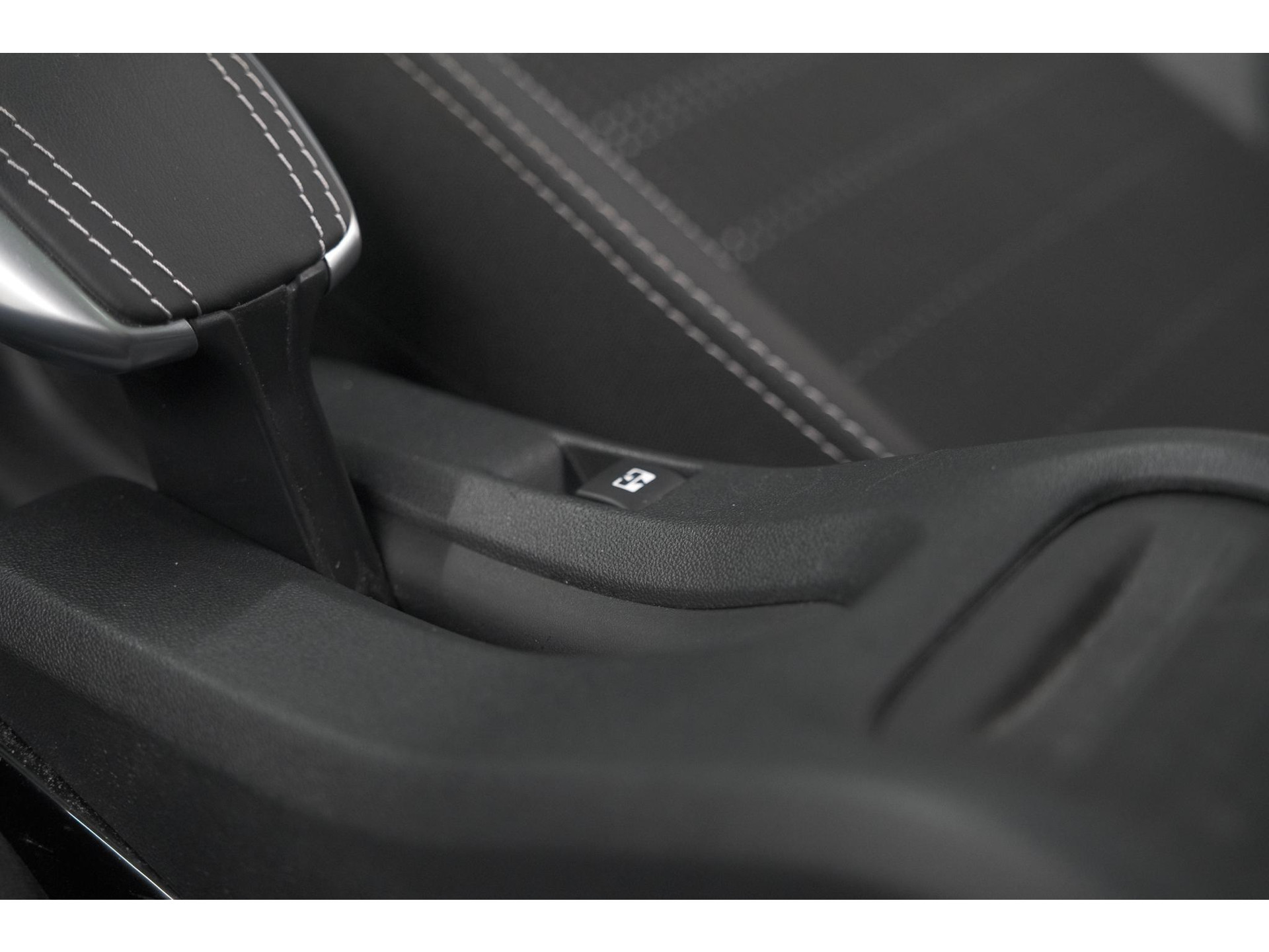 Peugeot 2008 PureTech 110 Allure | Panoramadak | Navigatie | Camera | Parkeersensoren