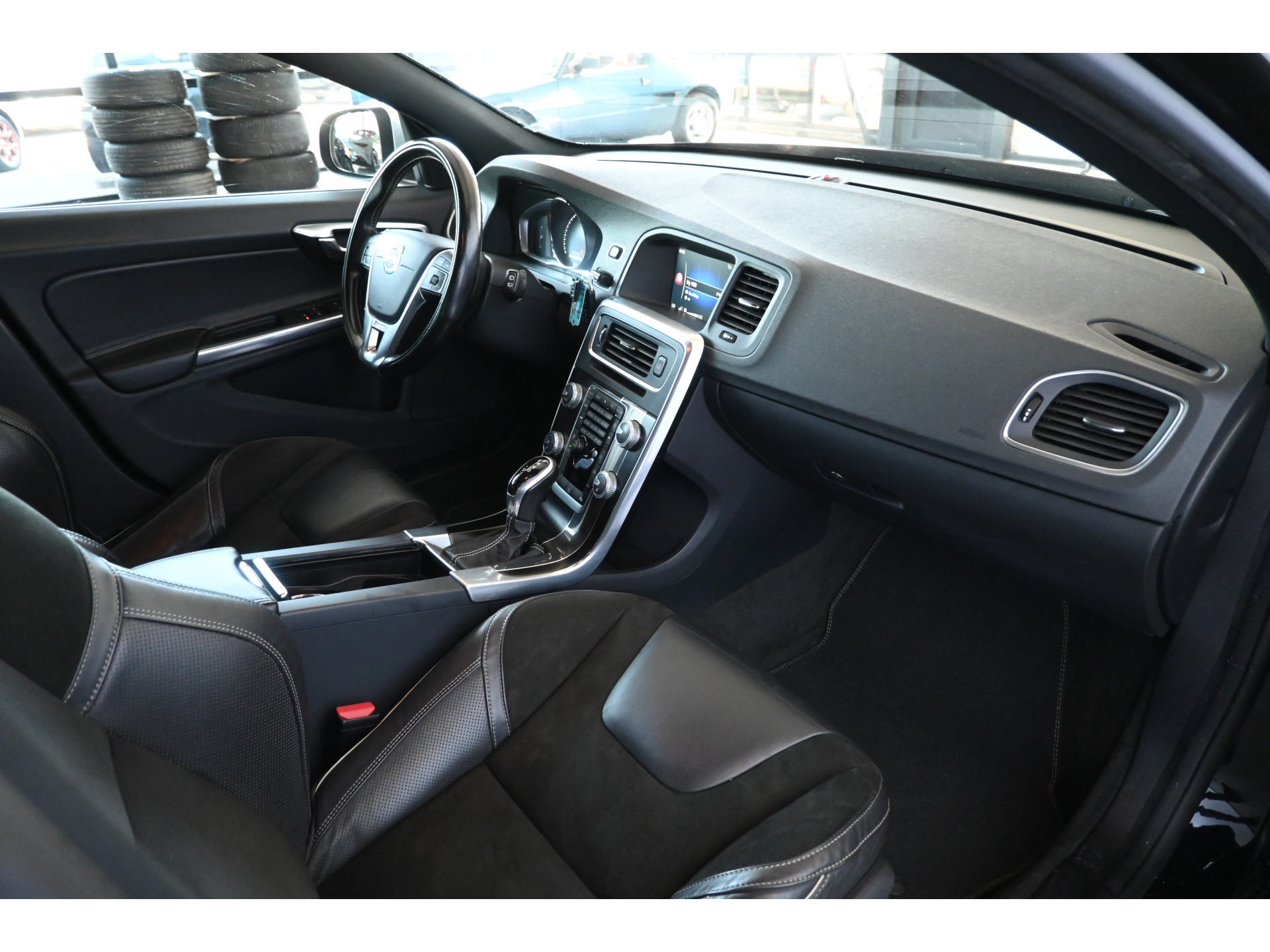 Volvo V60 2.0 D3 Nordic R-Design Automaat Clima Trekhaak Navigatie Cruise control Inruil Mogelijk!