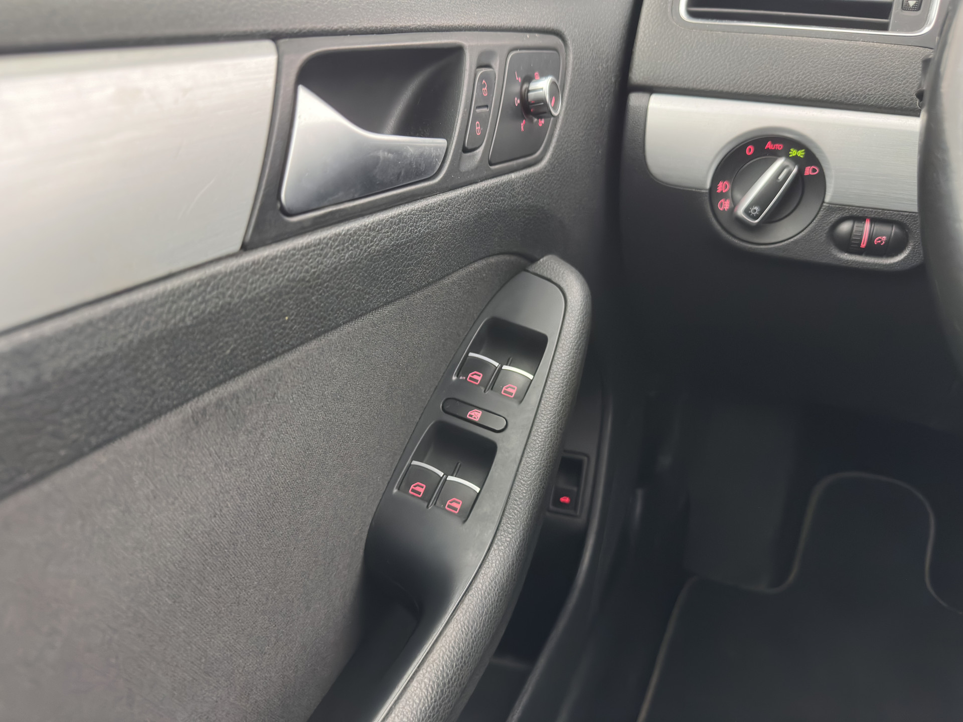 Volkswagen Jetta 1.4 TSI Hybrid Highline Aut. *XENON | NAVI-FULLMAP | COMFORT-SEATS | PRIVACY-GLASS | SHIFT-PADDLES |  ECC | PDC | CRUISE | 17''ALU*