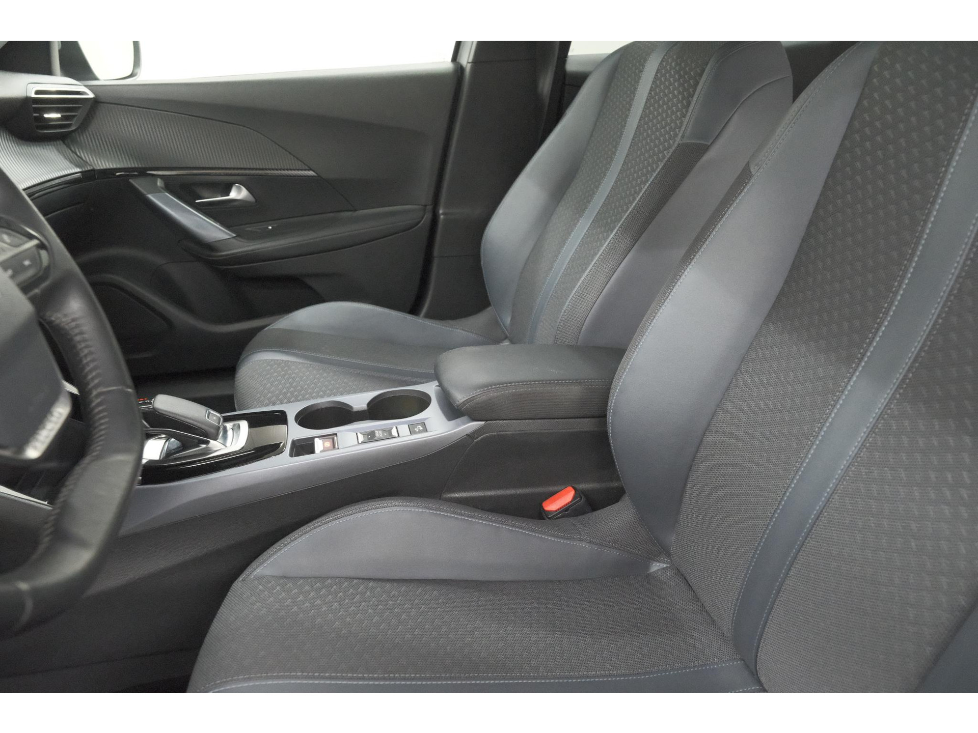 Peugeot 2008 PureTech 130 EAT8 Allure | Trekhaak Afneembaar | Camera | Navigatie | Parkeersensoren