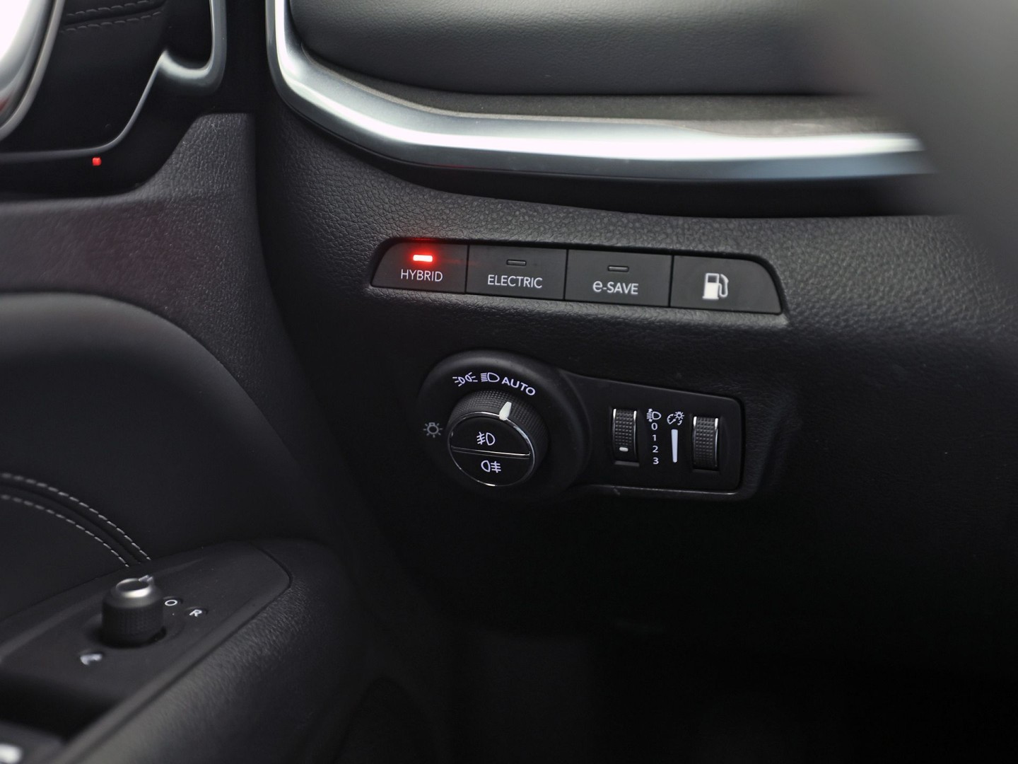 Jeep Compass 4xe 190 Plug-in Hybrid Electric Night Eagle. Automaat (NAP, APPLE CARPLAY, GROOT NAVI, LEDER, ADAPTIVE CRUISE, SPORTSTOELEN, GETINT GLAS, KEYLESS, NIEUWSTAAT)