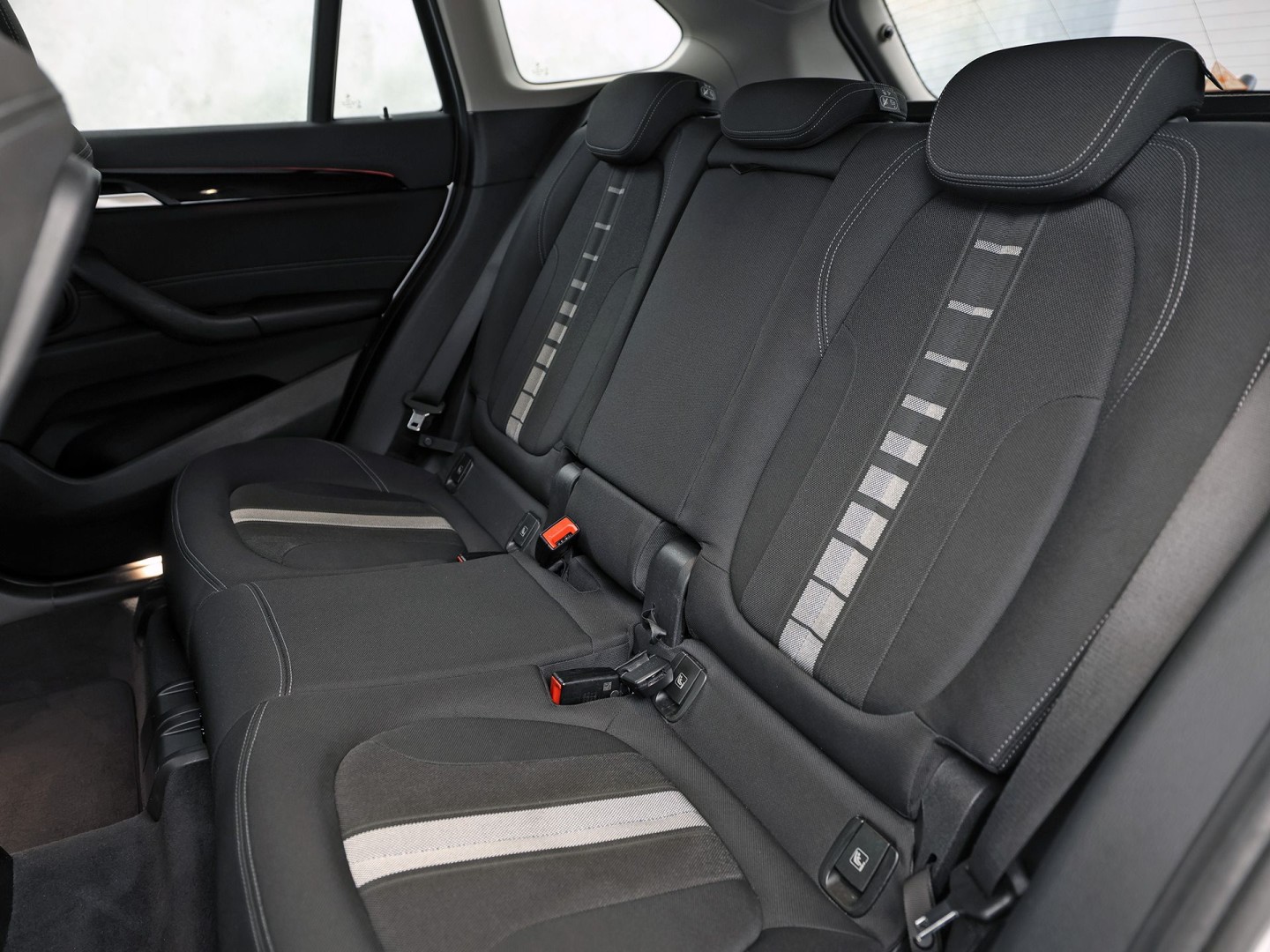 BMW X1 sDrive20i Executive 192Pk Automaat (NAVIGATIE, CLIMATE, TREKHAAK, SPORTSTOELEN, GETINT GLAS, PARKEERSENSOREN, NIEUWSTAAT)