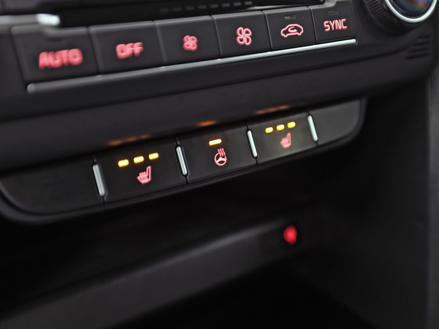 Kia Ceed 1.0 T-GDi DynamicPlusLine (APPLE CARPLAY, GROOT NAVI, STUUR/STOELVERWARMING, CAMERA, SPORTSTOELEN, TREKHAAK, GETINT GLAS, KEYLESS, NIEUWSTAAT)