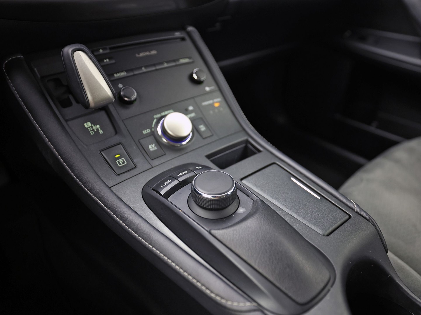 Lexus CT 200h Business Launch Edition Automaat (NAVIGATIE, CAMERA, ALCANTARA, SPORTSTOELEN, KEYLESS, ADAPTIVE CRUISE, NIEUWSTAAT)