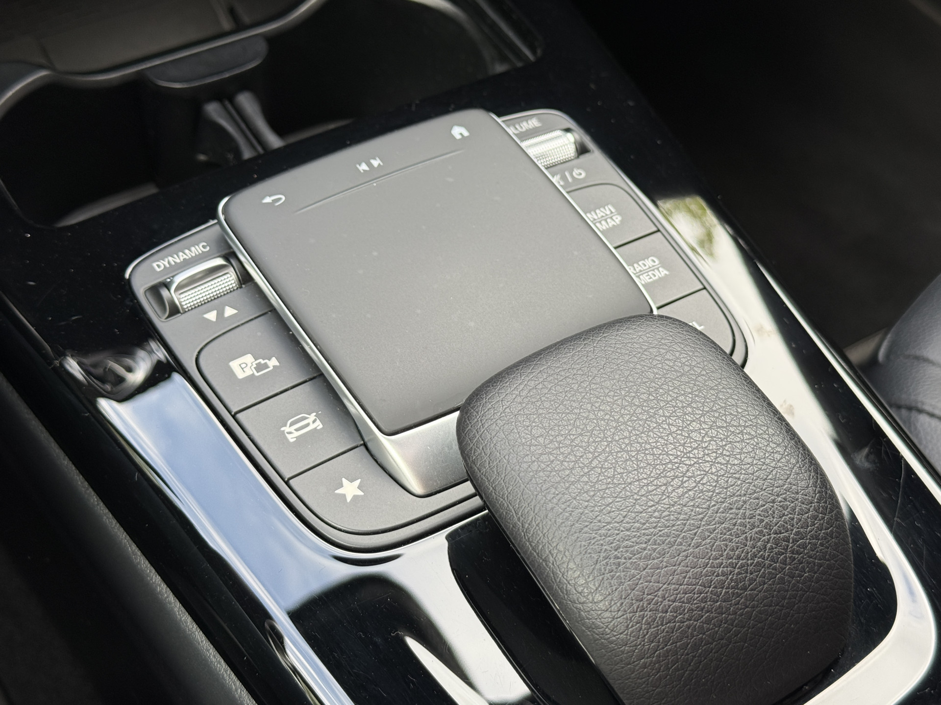 Mercedes-Benz CLA-klasse Shooting Brake 180 Luxury Line | Panoramadak | Leder | Camera | Sfeerverlichting