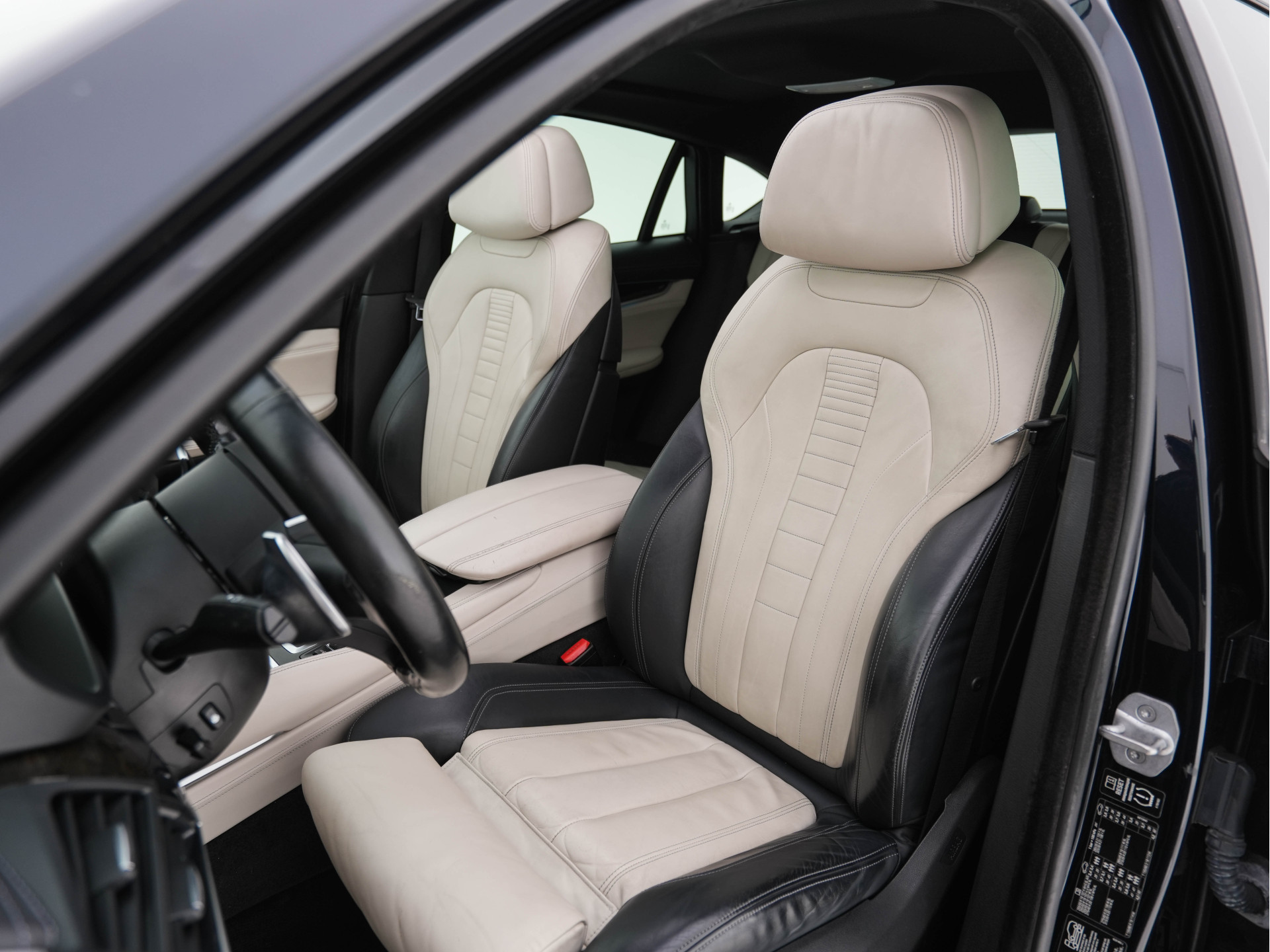 BMW X6 xDrive50i High-Executive M-Sportpack Aut. *PANO | HEAD-UP | TWO-COLOUR-LUXURYLEATHER | FULL-LED | MEMORY-PACK | HARMAN/KARDON-SOUNDSYSTEM |  | BLIND-SPOT | KEYLESS | CAMERA | COMFORT-SEATS | SOFT-CLOSE | 20''ALU*