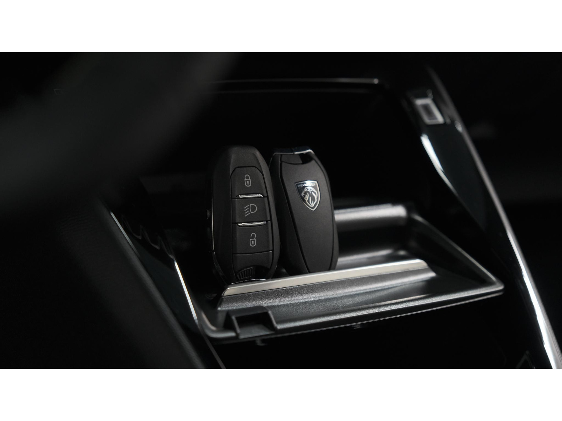 Peugeot 2008 PureTech 130 EAT8 GT | 360 Camera | Adaptieve Cruise Control | Dodehoekdetectie | Apple Carplay