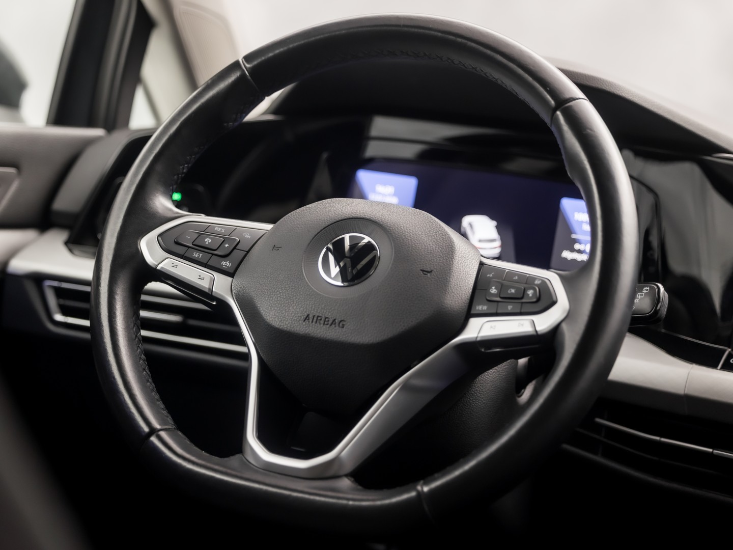 Volkswagen Golf 1.5 TSI Sport 150Pk Automaat (APPLE CARPLAY, GROOT NAVI, STUUR/STOELVERWARMING, SPORTSTOELEN, GETINT GLAS, SFEERVERLICHTING, KEYLESS, NIEUWSTAAT)