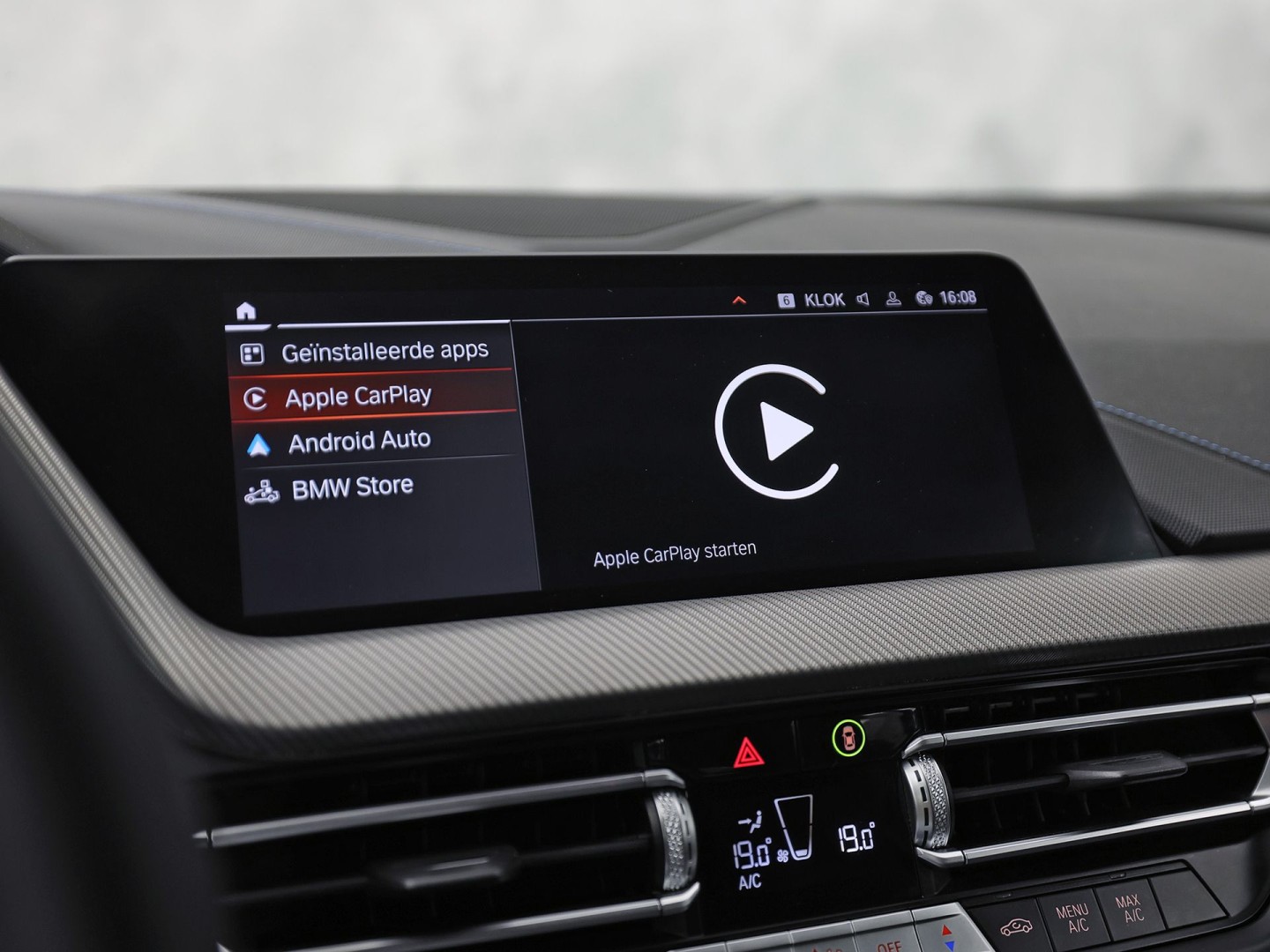 BMW 1 Serie 118i M Sport Automaat (APPLE CARPLAY, M PAKKET, GROOT NAVI, LEDER, SPORTSTOELEN, SFEERVERLICHTING, GETINT GLAS, NIEUWSTAAT)