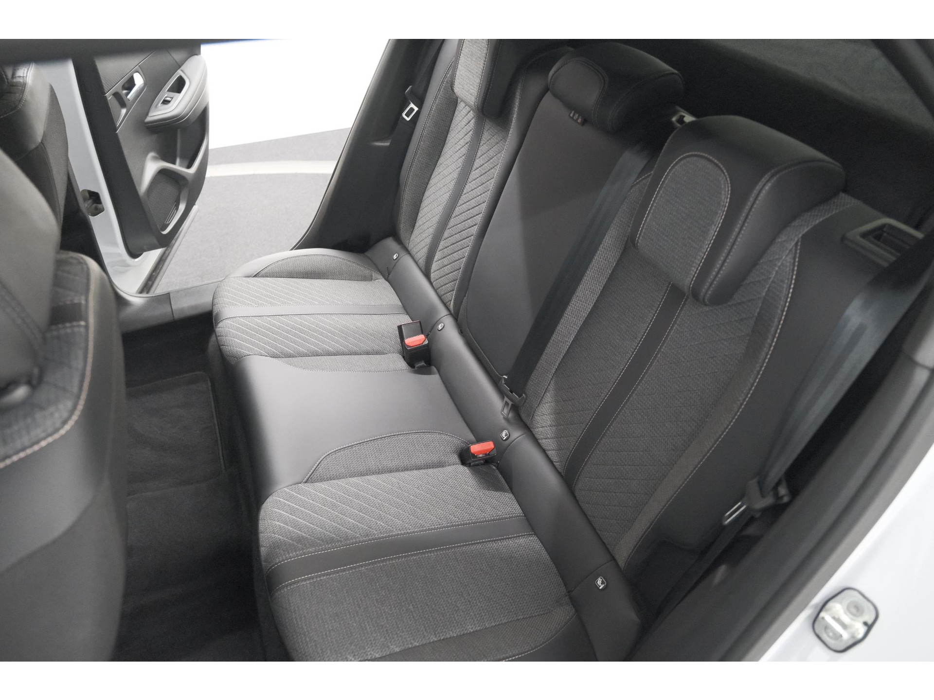 Peugeot 2008 PureTech 130 EAT8 Allure | Allseason banden | 360 Camera | Dodehoekdetectie | Apple Carplay | Stoelverwarming