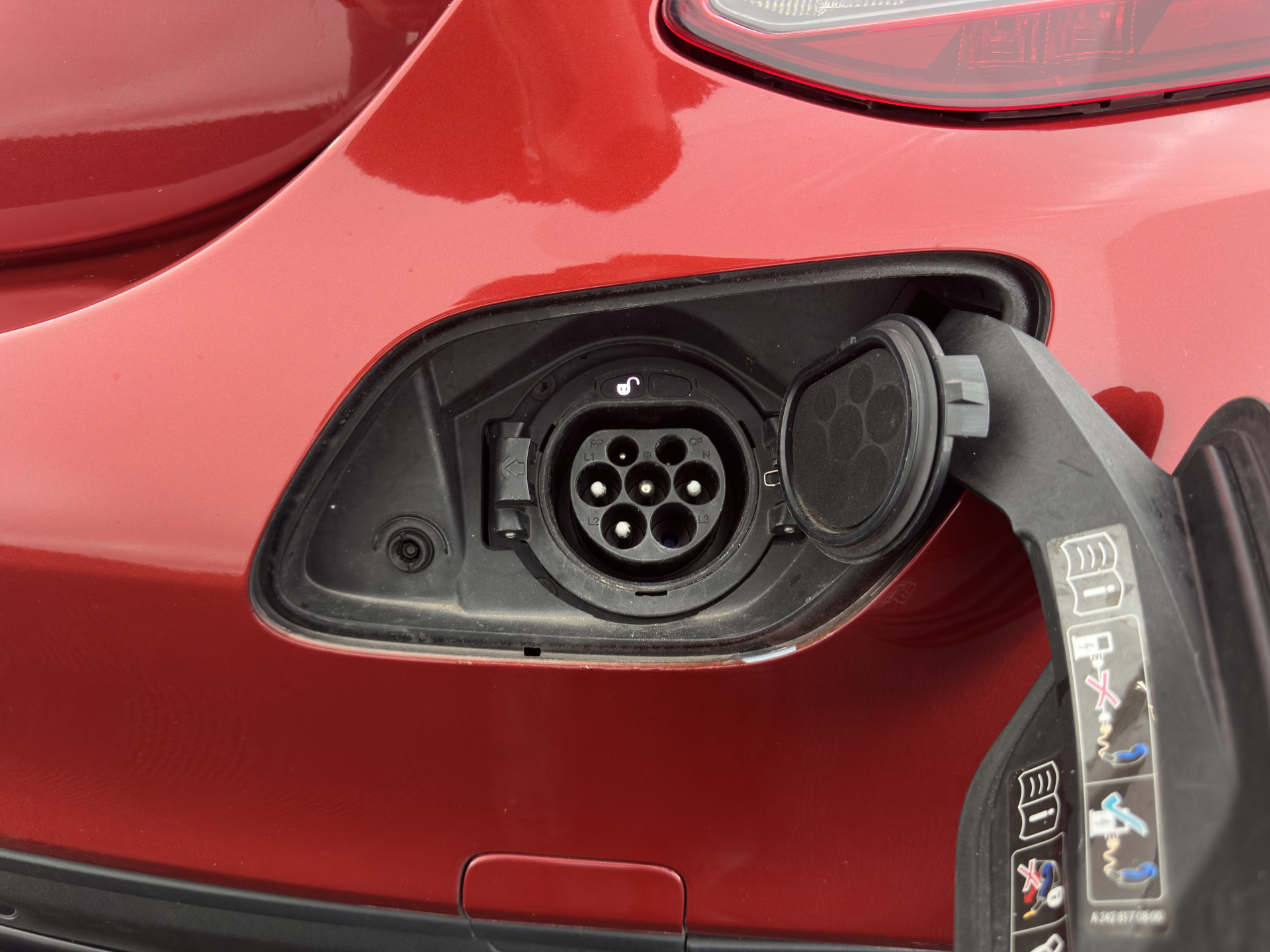 Mercedes-Benz C-klasse 300 e Business Solution AMG Limited ( Plug-In ) (INCL-BTW) *FULL-LEATHER | FULL-LED | BURMESTER | AMBIENT-LIGHT | BLIND-SPOT | HEATED-SPORTSEATS | DIGI-COCKPIT | NAVI-FULLMAP | CAMERA | DAB+ | PRIVACY-GLASS | 18''ALU*