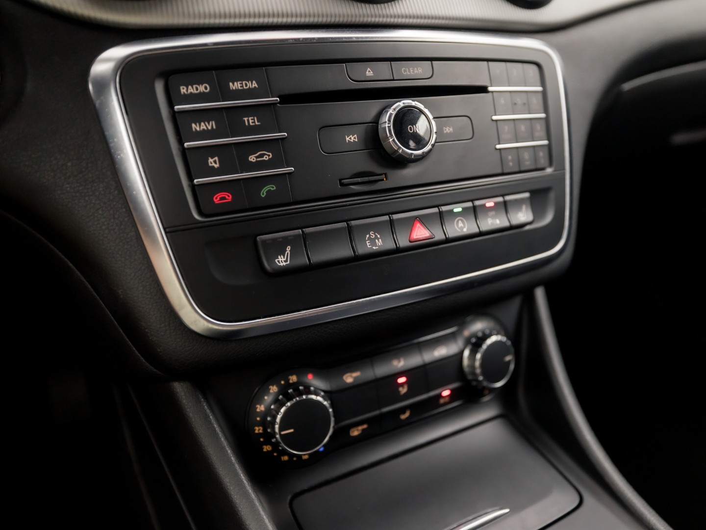 Mercedes-Benz CLA-Klasse 180 AMG Sport Automaat (GROOT NAVI, LEDER, ZWART HEMEL, STOELVERWARMING, SPORTSTOELEN, GETINT GLAS, CRUISE, NIEUWE APK, NIEUWSTAAT)