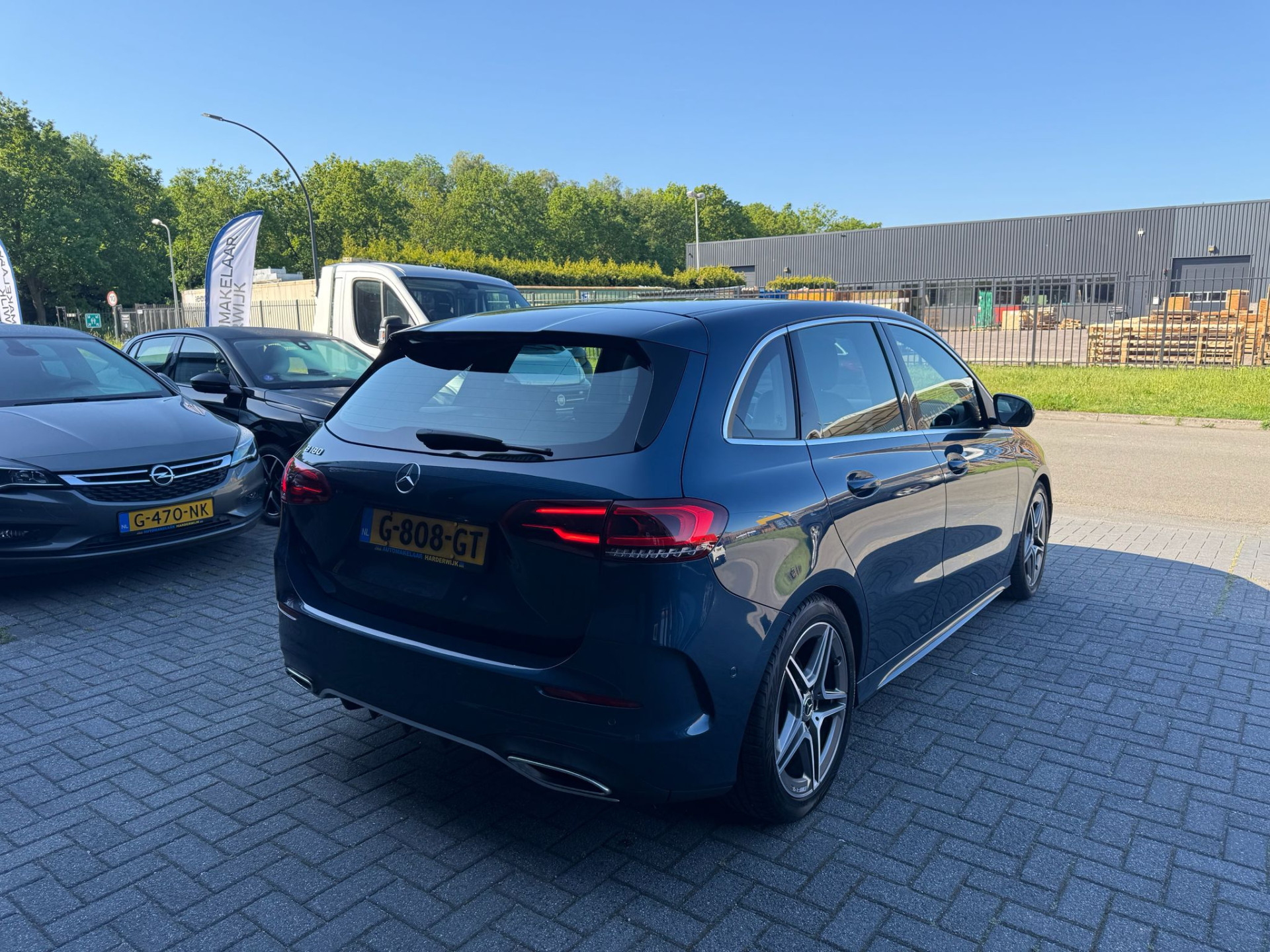 Mercedes-Benz B-klasse 180 Business Solution AMG | 3/6/12MND GARANTIE | AUTOMAAT | LED | CRUISE | CARPLAY | DAB | AIRCO | STOELVERWM. |