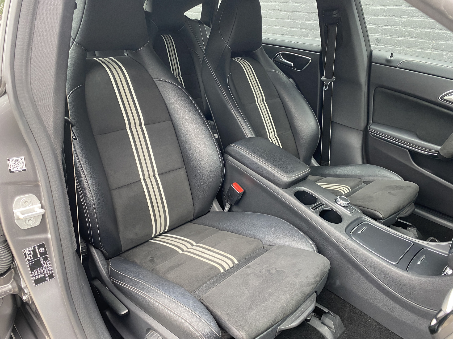 Mercedes-Benz CLA-klasse Shooting Brake 180 AMG Edition AUT. | 1e eigenaar | dealer onderh. | navigatie | a. carplay | alcantara interieur