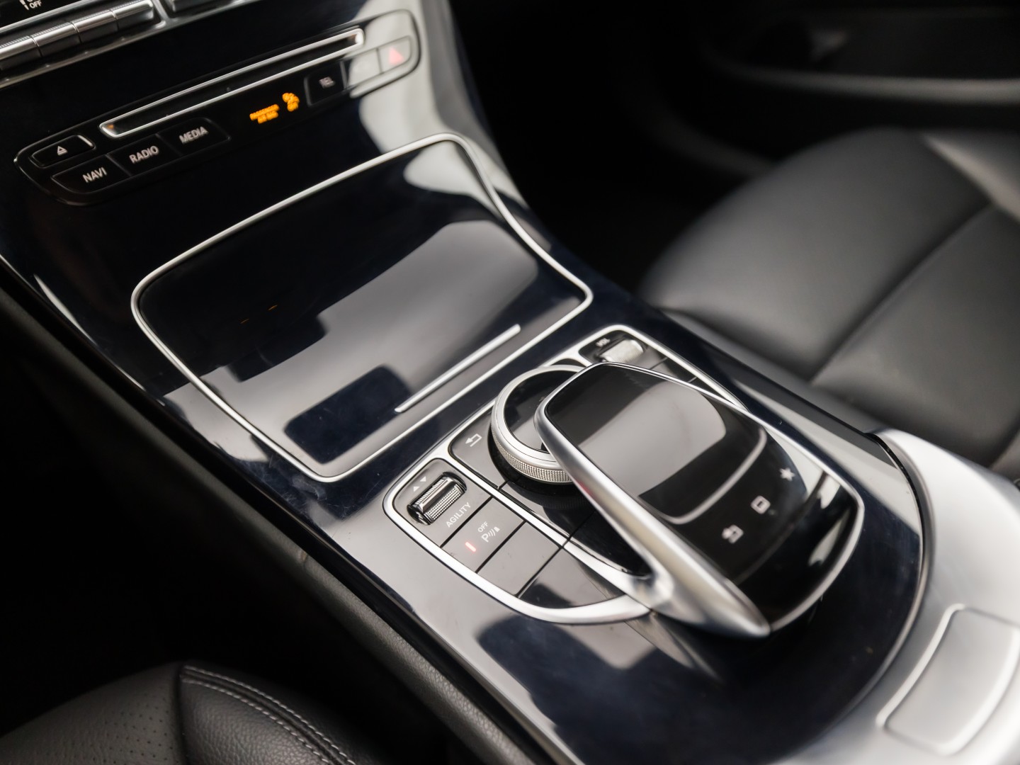 Mercedes-Benz C-Klasse 180 AMG Sport 156Pk Automaat (NAVIGATIE, LEDER, GETINT GLAS, ELEK SPORTSTOELEN, CRUISE, LED KOPLAMPEN, NIEUWSTAAT)