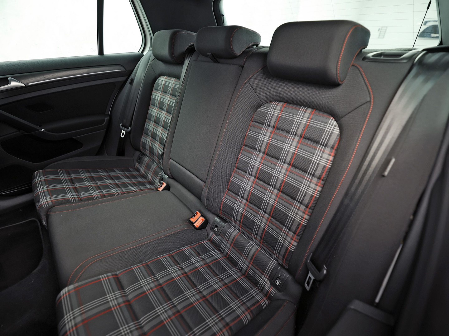 Volkswagen Golf 2.0 TSI GTI Performance 245Pk Automaat (VIRTUAL COCKPIT, APPLE CARPLAY, GROOT NAVI, MODE KNOP, DYNAUDIO, CAMERA, STOELVERWARMING, ADAPTIVE CRUISE, DODEHOEK DETECTOR, NIEUWSTAAT)