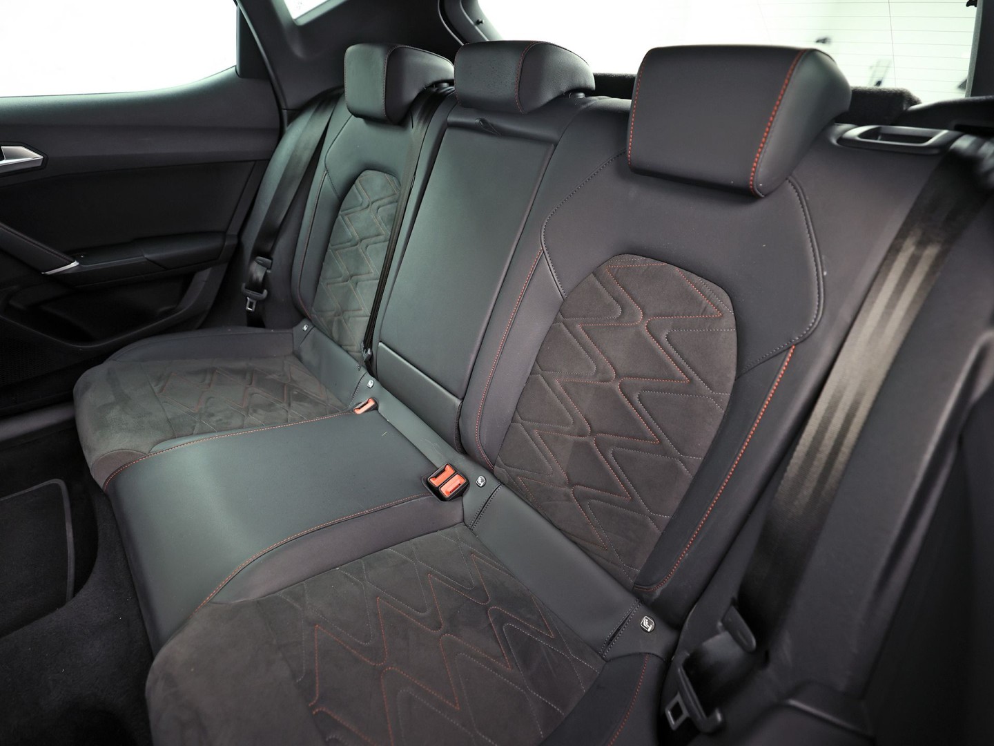 SEAT Leon 1.4 TSI eHybrid PHEV FR 204Pk Automaat (PANORAMADAK, SOH 97,5%, APPLE CARPLAY, MEMORY SEAT, LEDER/ALCANTARA, CAMERA, GETINT GLAS, KEYLESS, ADAPTIVE CRUISE, ZWART HEMEL, NIEUWSTAAT)