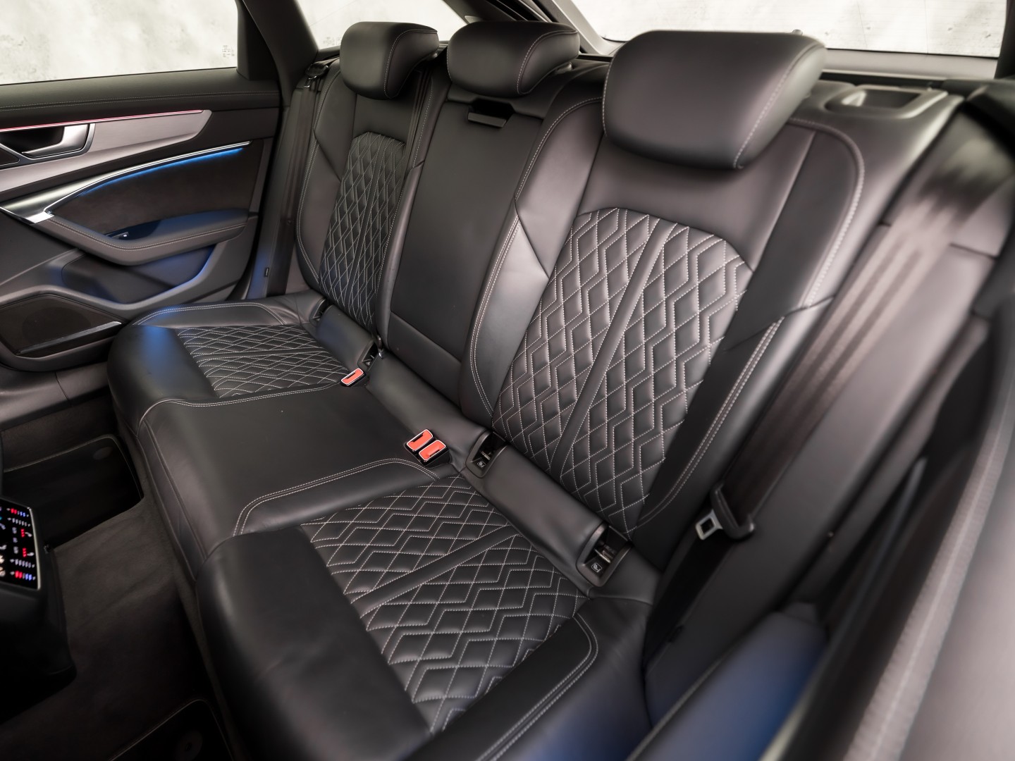 Audi A6 Avant 55 TFSI quattro S-Line 340Pk Automaat (PANORAMADAK, 6 CILINDER, BANG&OLUFSEN, HEAD-UP DISPLAY, NAPPA LEDER, MEESTURENDE ACHTERAS, CAMERA, STOELVERWARMING, SFEERVERLICHTING, ADAPTIVE CRUISE, MATRIX LED, NIEUWSTAAT)
