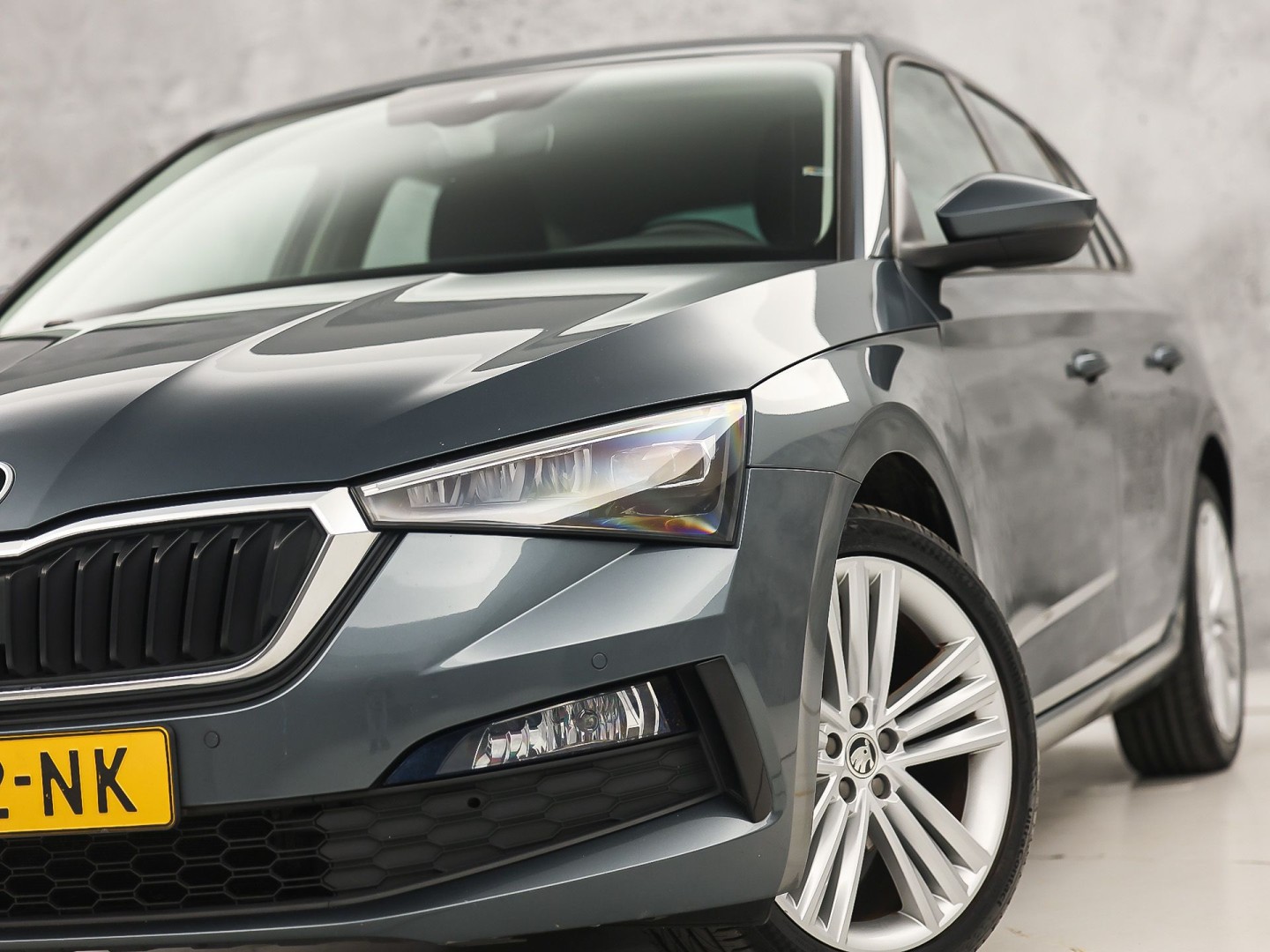 Škoda Scala 1.0 TSI Sport Automaat (VIRTUAL COCKPIT, APPLE CARPLAY, GROOT NAVI, CLIMATE, STOELVERWARMING, SPORTSTOELEN, PARKEERSENSOREN, LED KOPLAMPEN, NIEUWSTAAT)