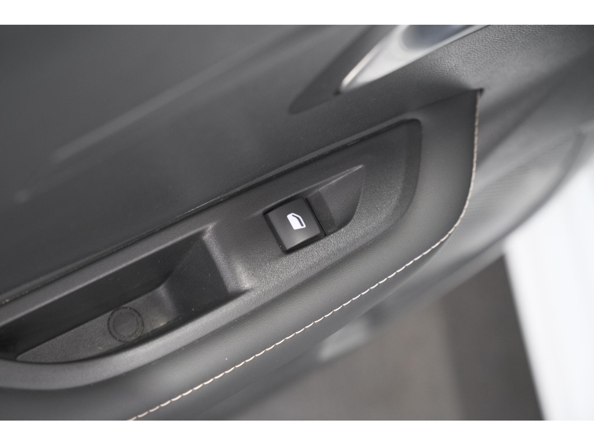 Peugeot 208 1.2 Hybrid 110 e-DCS6 Allure | Climate Control | Apple Carplay | Parkeersensoren