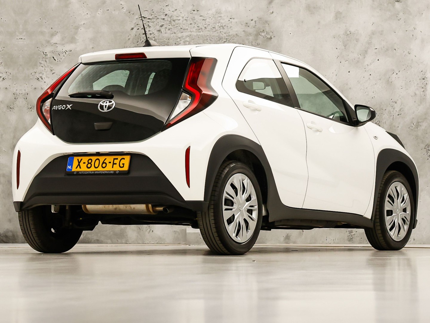 Toyota Aygo 1.0 VVT-i MT Play (APPLE CARPLAY, NAVIGATIE, ADAPTIVE CRUISE, SPORTSTOELEN, LANE ASSIST, CAMERA, NIEUWSTAAT)