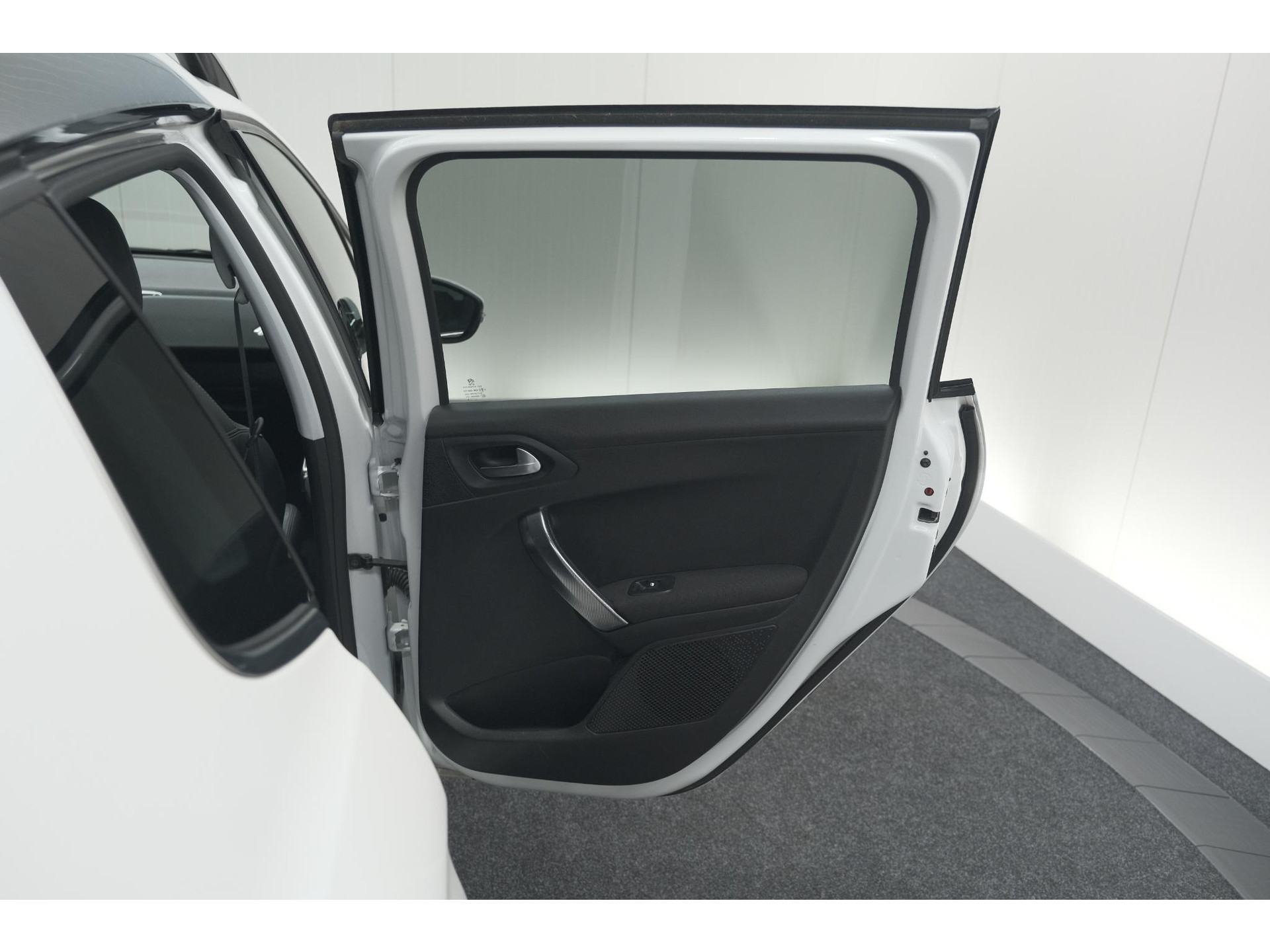 Peugeot 2008 PureTech 130 Allure | Camera | Apple Carplay | Parkeersensoren | Navigatie