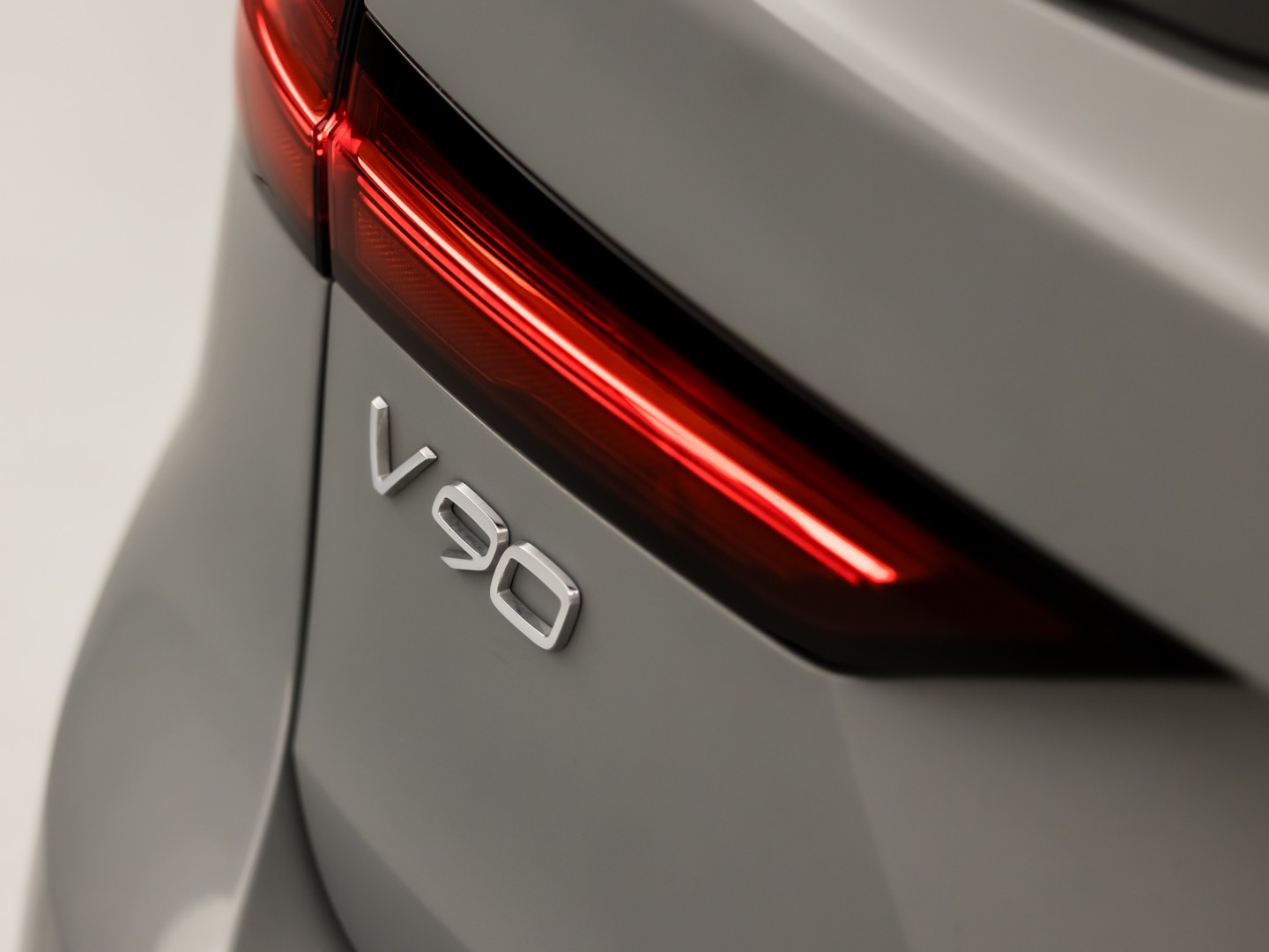 Volvo V90 2.0 T6 Plug-in hybrid AWD Ultimate Dark 350Pk Automaat (PANORAMADAK, HARMAN/KARDON, LUCHTVERING, MEMORY SEATS, 360 CAMERA, HEAD-UP DISPLAY, STUUR/STOELVERWARMING, ZWART HEMEL, NIEUWSTAAT)