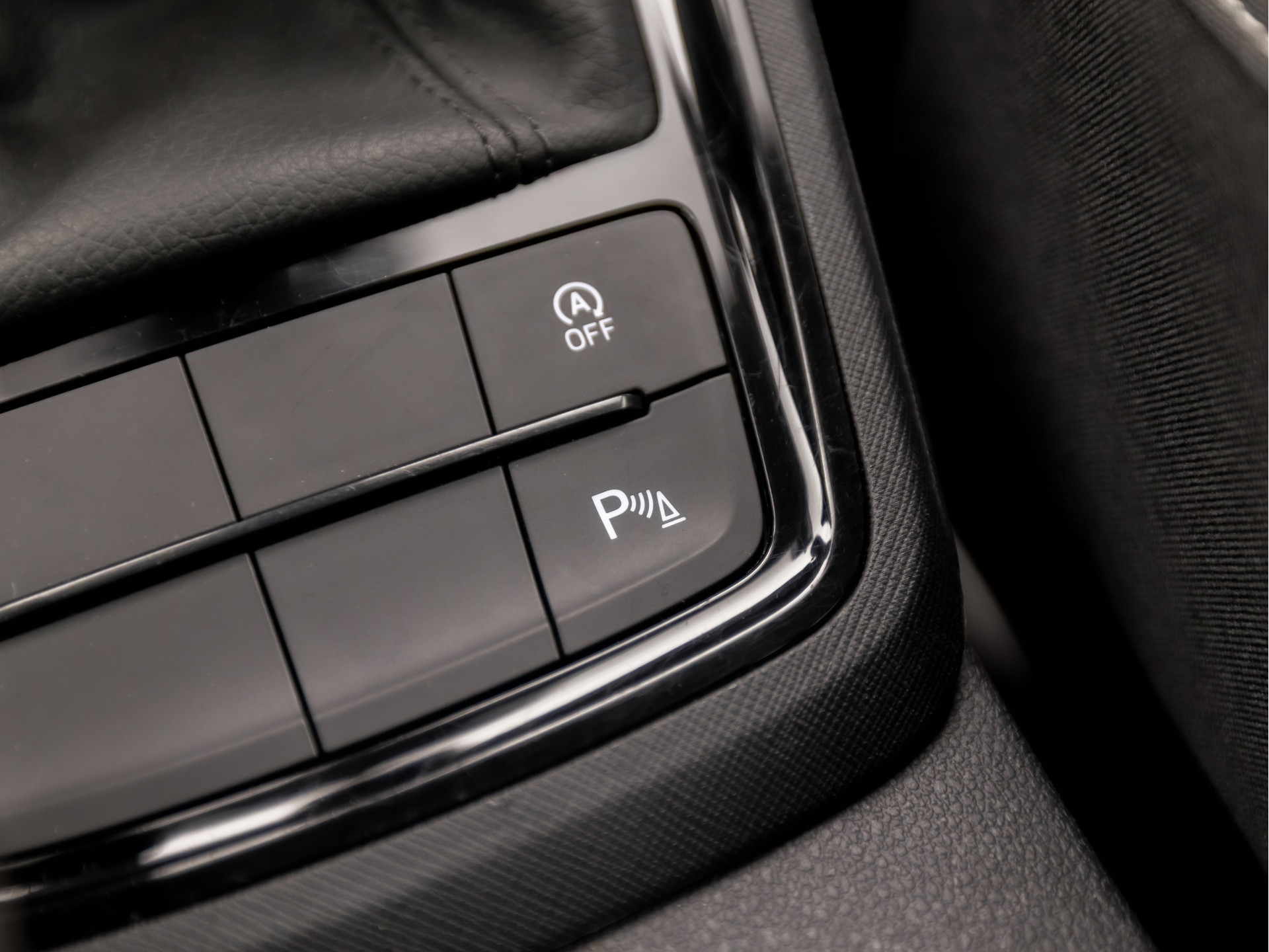 Škoda Kamiq 1.0 TSI Sport (VIRTUAL COCKPIT, APPLE CARPLAY, GROOT NAVI, TREKHAAK, PARKEERSENSOREN, SPORTSTOELEN, GETINT GLAS, CRUISE, NIEUWE APK, NIEUWSTAAT)