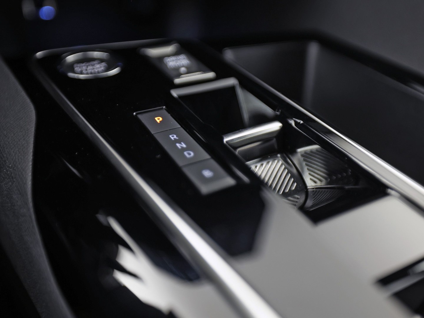 Peugeot 3008 1.6 HYbrid 225 Allure Sport 225Pk Automaat (APPLE CARPLAY, GROOT NAVI, 360 CAMERA, SPORTSTOELEN, LEDER, KEYLESS, GETINT GLAS, LANE ASSIST, NIEUWSTAAT)
