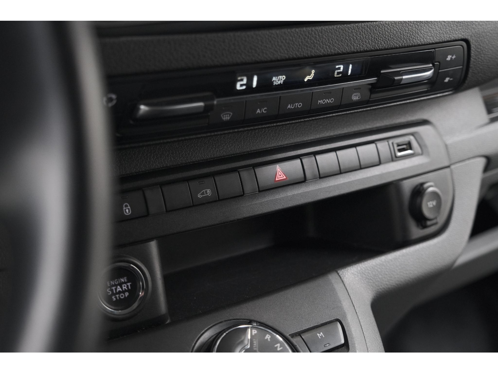Peugeot Expert 2.0 BlueHDI 180 Automaat Standard Premium | Standkachel | Trekhaak | Head-Up Display | Camera | Apple Carplay | Laadruimte Betimmering