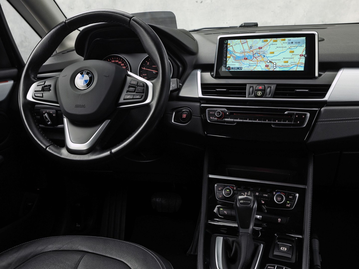 BMW 2 Serie 225xe Sport High Executive xDrive 225Pk Automaat (GROOT NAVI, SOH 89,7%, HEAD-UP DISPLAY, LEDER, STOELVERWARMING, SPORTSTOELEN, PARKEERSENSOREN, NIEUWE APK, NIEUWSTAAT)