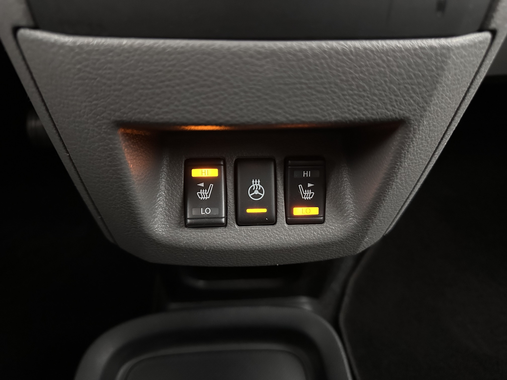 Nissan e-NV200 Evalia 40 kWh Connect Edition [ 7-Pers. ] {SOH-95%} (INCL-BTW) *NAVI-FULLMAP | CAMERA | HEATED-COMFORTSEATS | DAB | PRIVACYGLASS | ECC | CRUISE | 15''ALU*