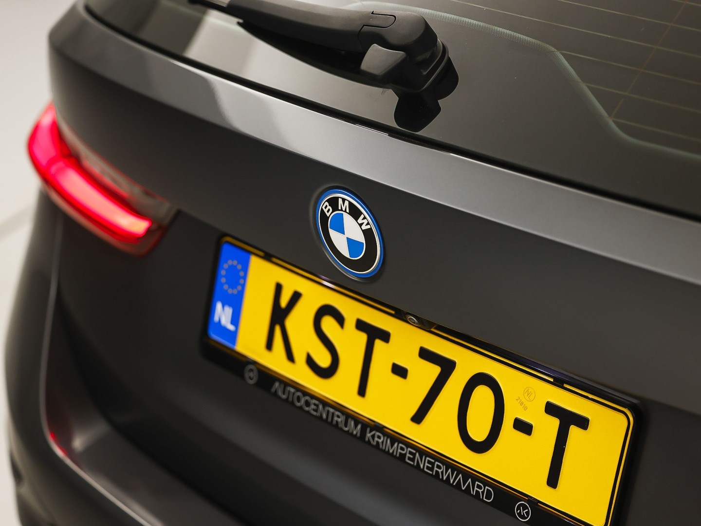 BMW 3-serie Touring 320e High Executive 204Pk Automaat (APPLE CARPLAY, M STUUR, GROOT NAVI, STOELVERWARMING, CAMERA, LEDER, SPORTSTOELEN, GETINT GLAS, ZWART HEMEL, NIEUWE APK, NIEUWSTAAT)