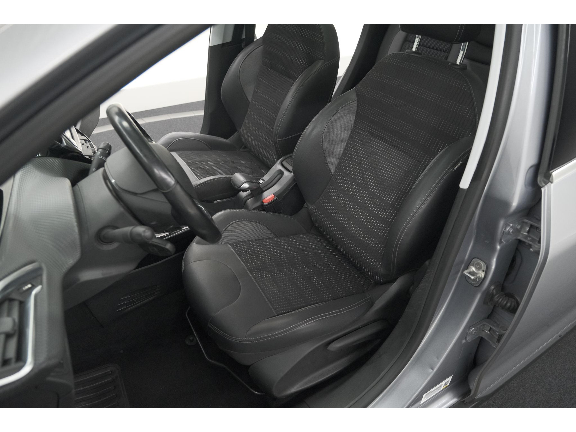 Peugeot 2008 PureTech 110 Allure | Panoramadak | Apple Carplay | Navigatie | Parkeersensoren