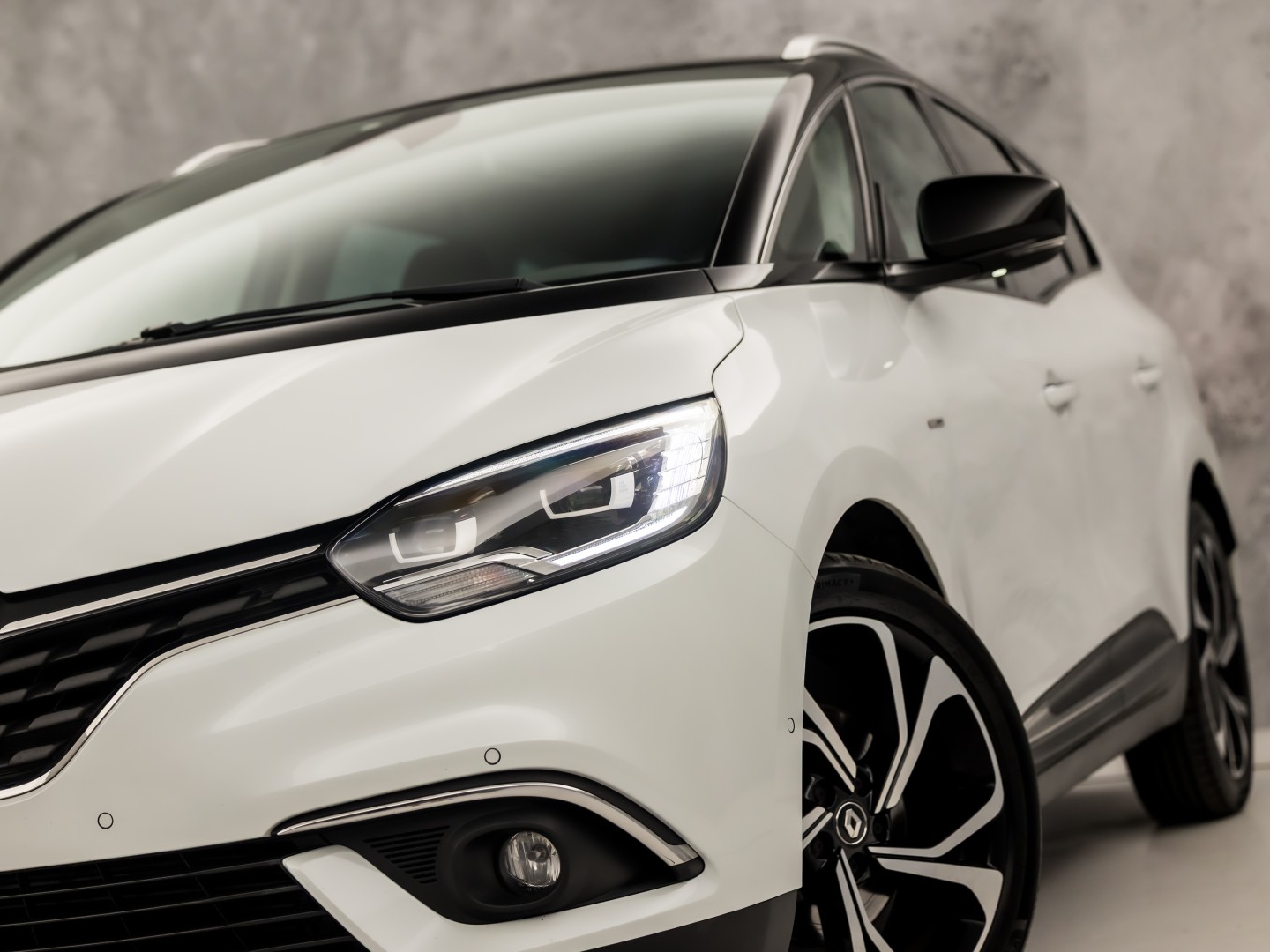 Renault Grand Scénic 1.3 TCe Bose 7 Persoons (PANORAMADAK, APPLE CARPLAY, GROOT NAVI, LEDER, SPORTSTOELEN, GETINT GLAS, BOSE AUDIO, CAMERA, NIEUWE APK, NIEUWSTAAT)