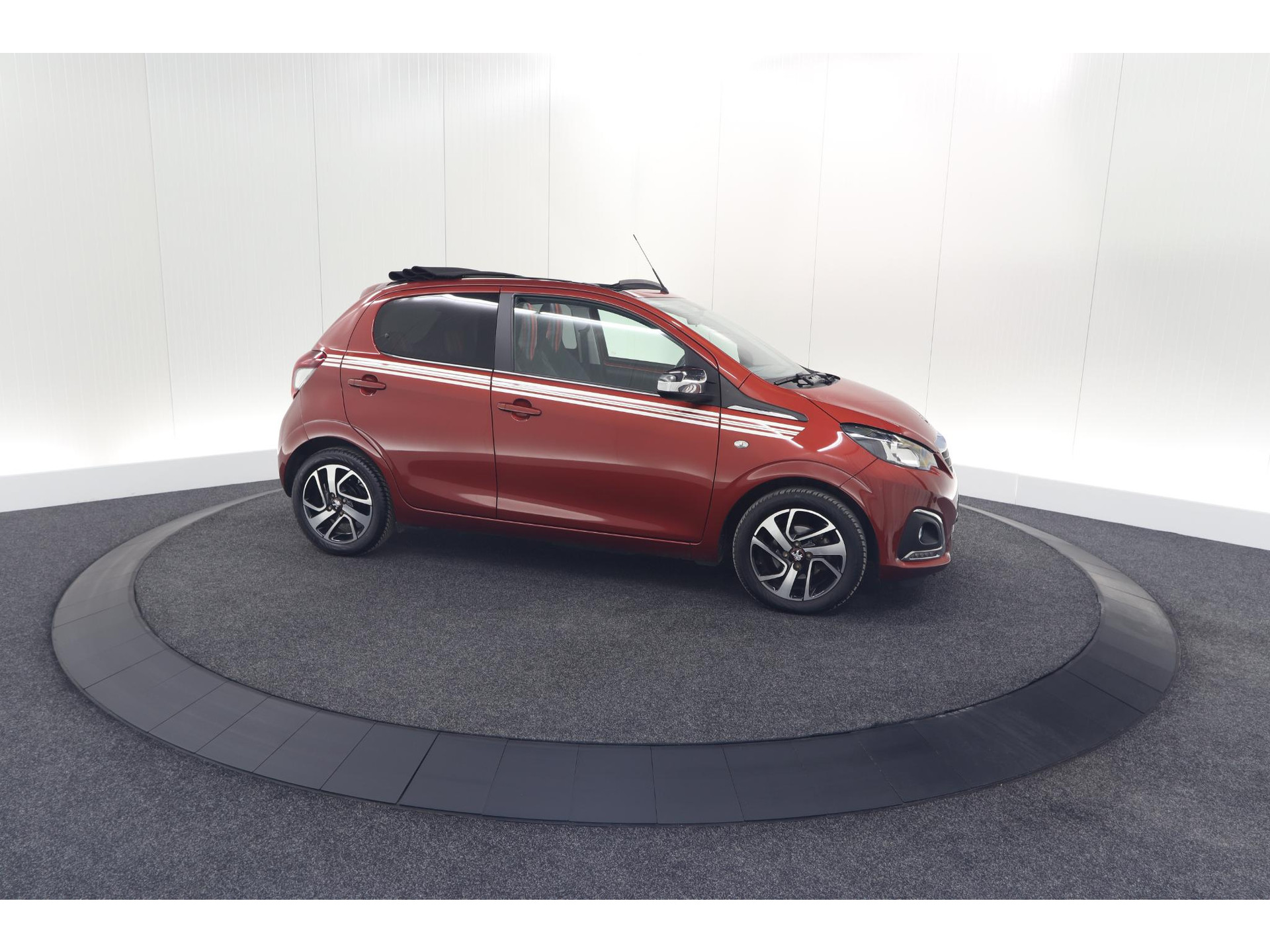 Peugeot 108 1.0 e-VTi Allure TOP! | Elektrisch Vouwdak | Trekhaak | Camera | Apple Carplay