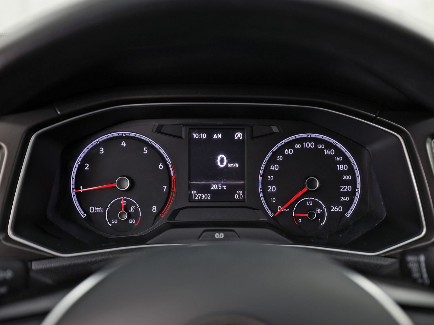 Volkswagen T-Roc 1.0 TSI Sport (APPLE CARPLAY, GROOT NAVI, CLIMATE, STOELVERWARMING, TREKHAAK, SPORTSTOELEN, PARKEERSENSOREN, ADAPTIVE CRUISE, NIEUWSTAAT)