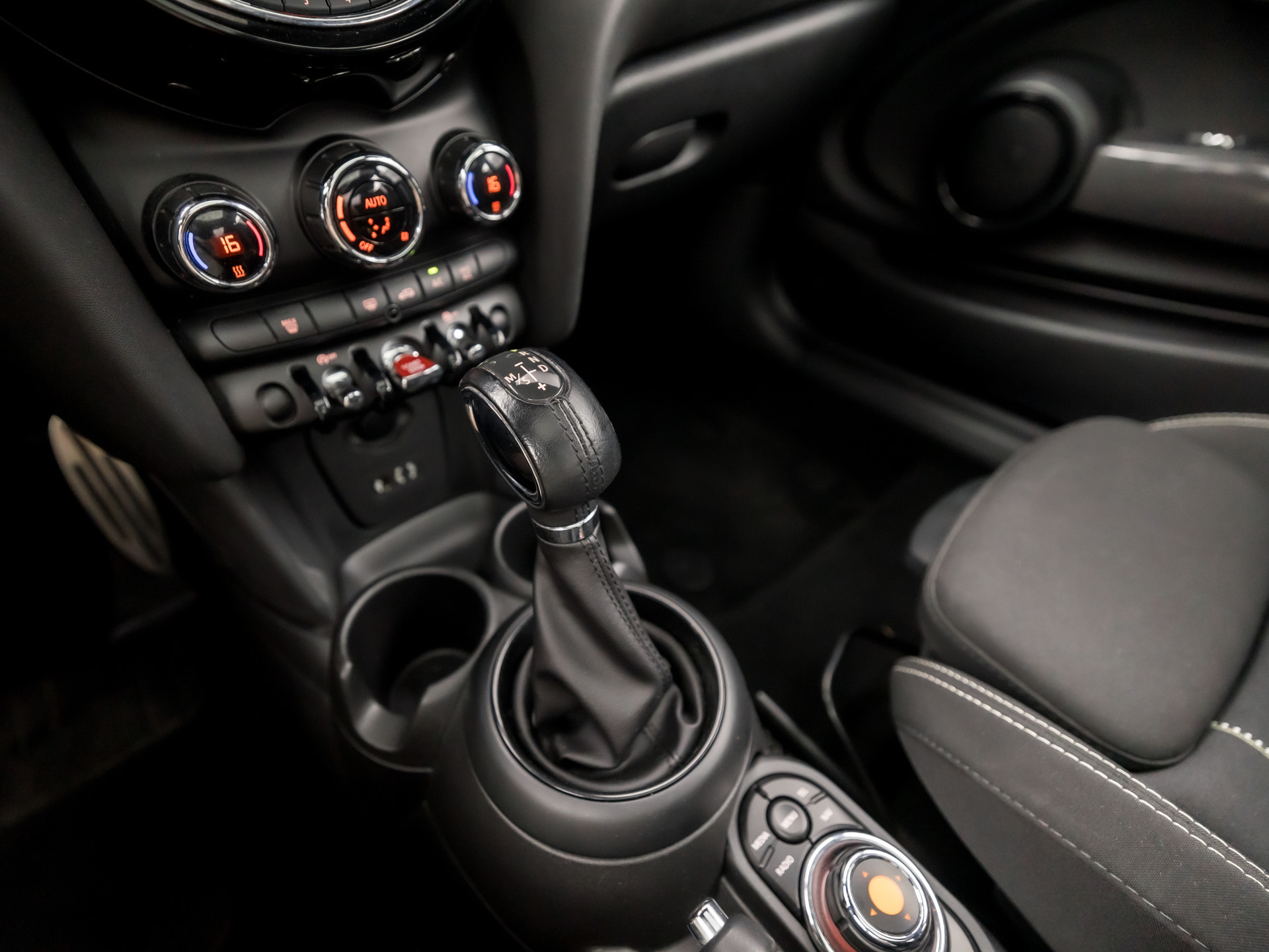 MINI Mini 1.5 Cooper Sport Automaat (PANORAMADAK, JCW PACK, NAVIGATIE, CLIMATE, ZWART HEMEL, SPORTSTOELEN, PARKEERSENSOREN, CRUISE, NIEUWE APK, NIEUWSTAAT)