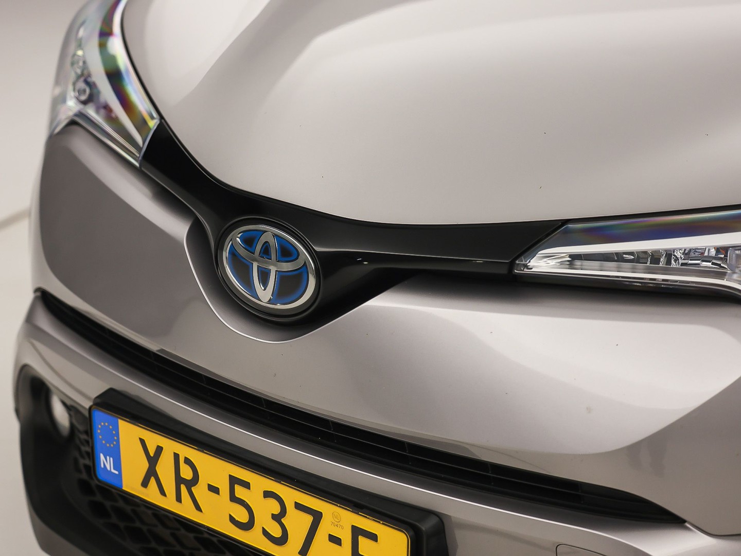 Toyota C-HR 1.8 Hybrid Sport Automaat (NAVIGATIE, CAMERA, STUUR/STOELVERWARMING, GETINT GLAS, SPORTSTOELEN, ADAPTIVE CRUISE, KEYLESS, NIEUWSTAAT)