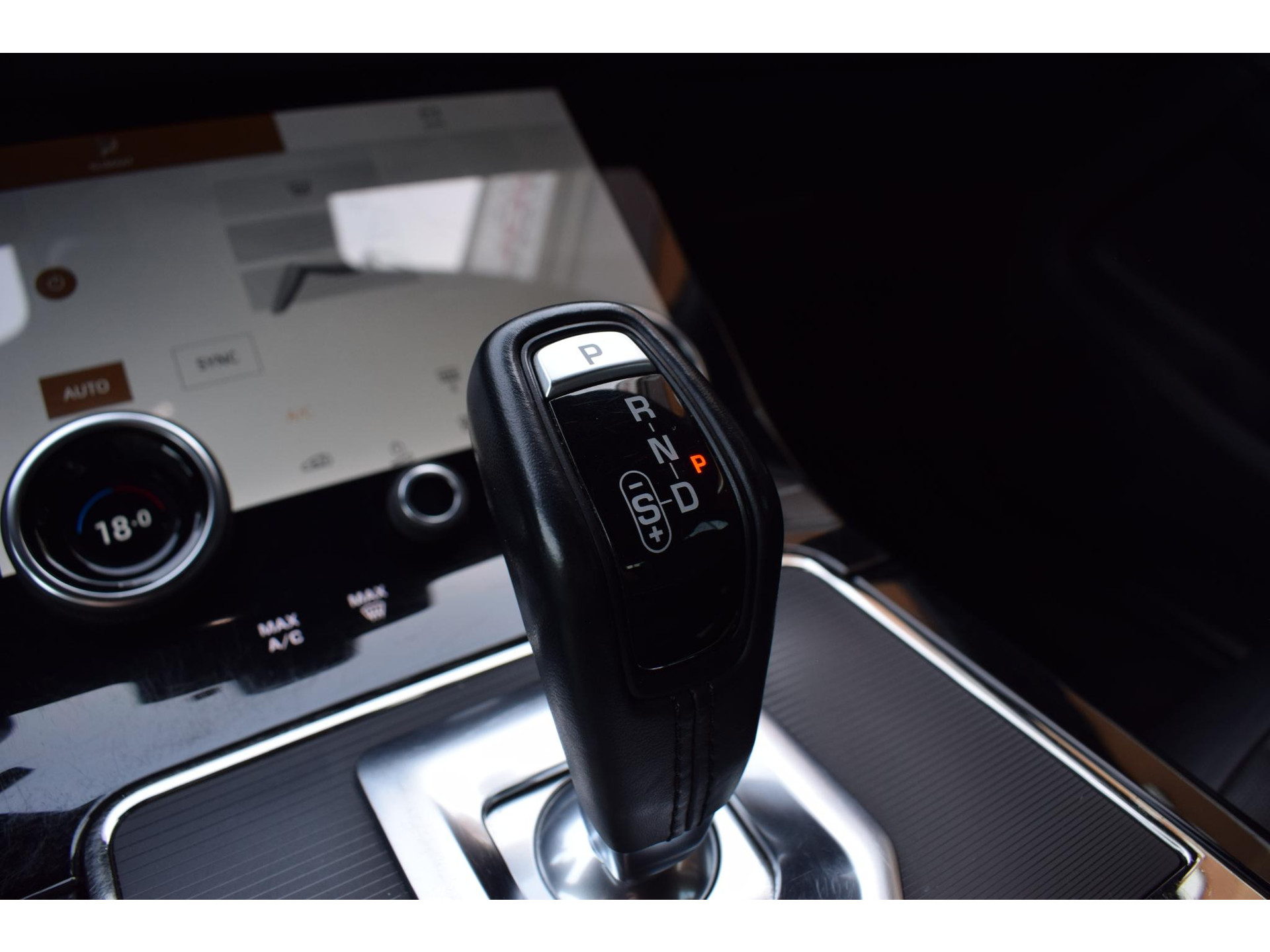 Land Rover Range Rover Evoque 1.5 P300e AWD SE | R-Dynamic | Trekhaak | Leer | Camera
